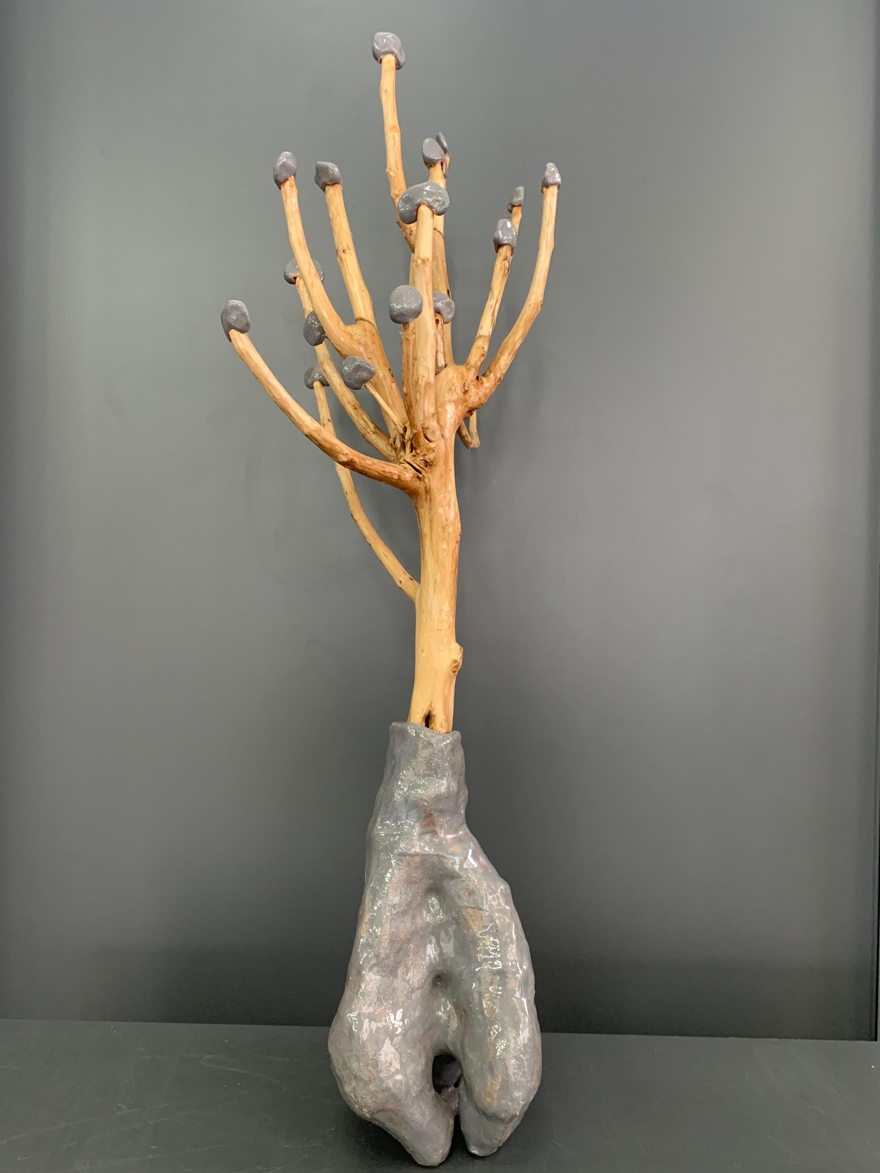 Materials: Manual molding, chamotte, glazing, wood

In this series, I give the pruned or broken branches a second breath, a second life to the tree, only in sculpture.