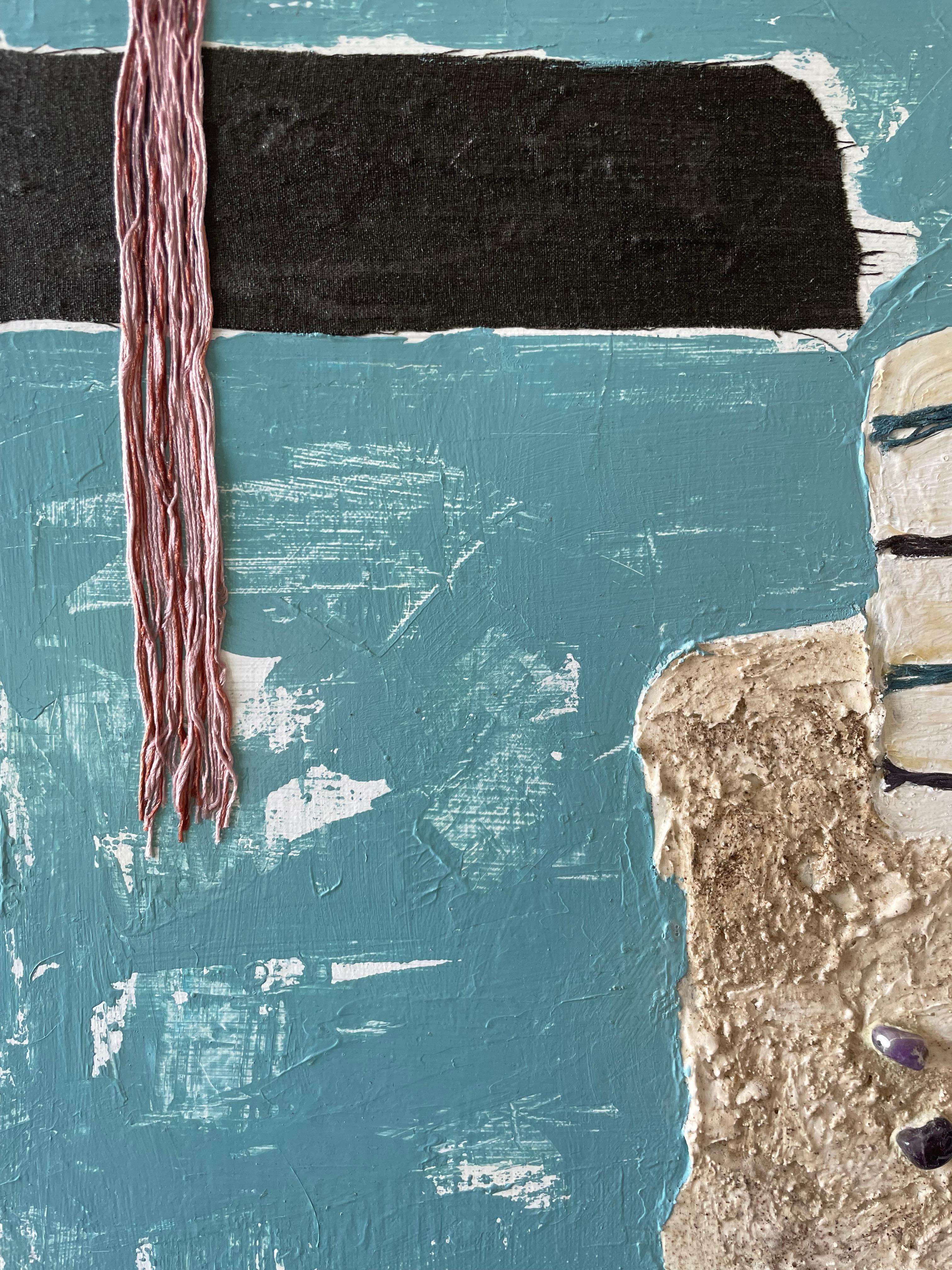 Quadratische Komposition im Genre des Konzeptualismus. Das Gemälde in Mischtechnik hat eine sanfte Farbgebung - Beige, Grau, Hellblau und Silber. Acrylfarbe, Strukturpaste mit Kaffee und Sand, synthetisches Textil, Amethyste, Acryllack auf 100%