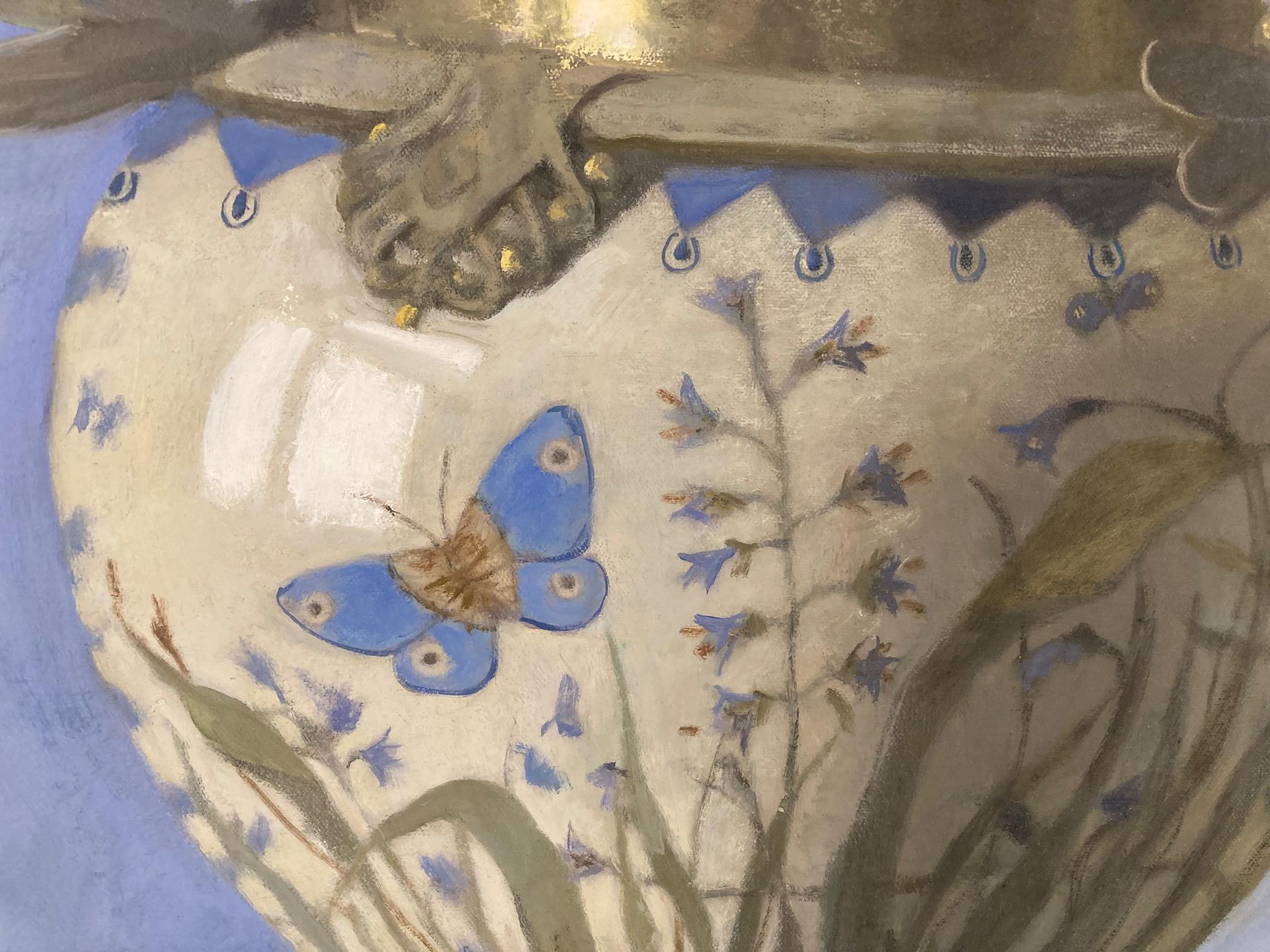 „Art nouveau-Vase mit Schmetterling“  Vase auf lavendelfarbenem/blauem Grund mit Gold/Silber – Painting von Olga Antonova