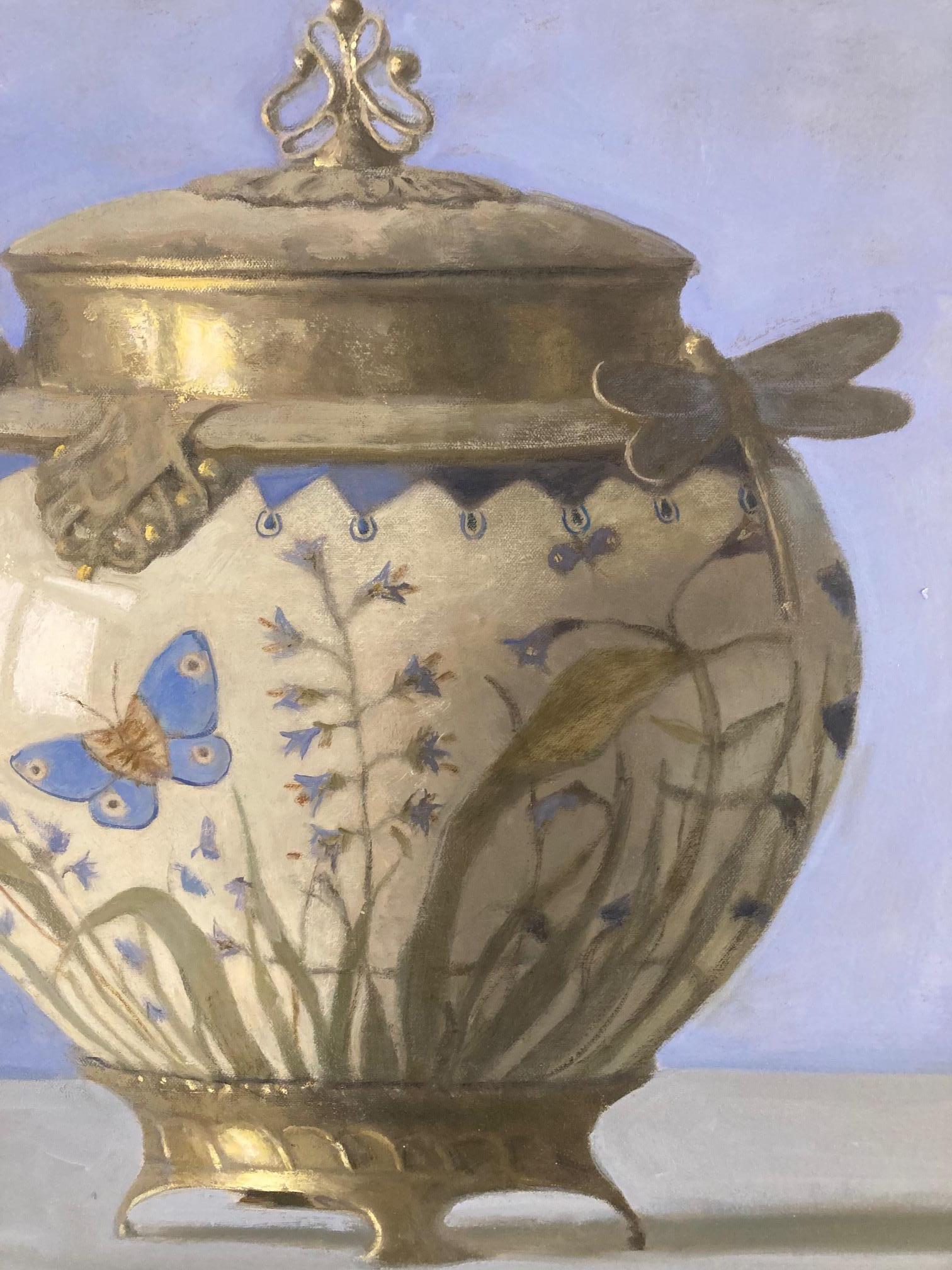 „Art nouveau-Vase mit Schmetterling“  Vase auf lavendelfarbenem/blauem Grund mit Gold/Silber (Realismus), Painting, von Olga Antonova