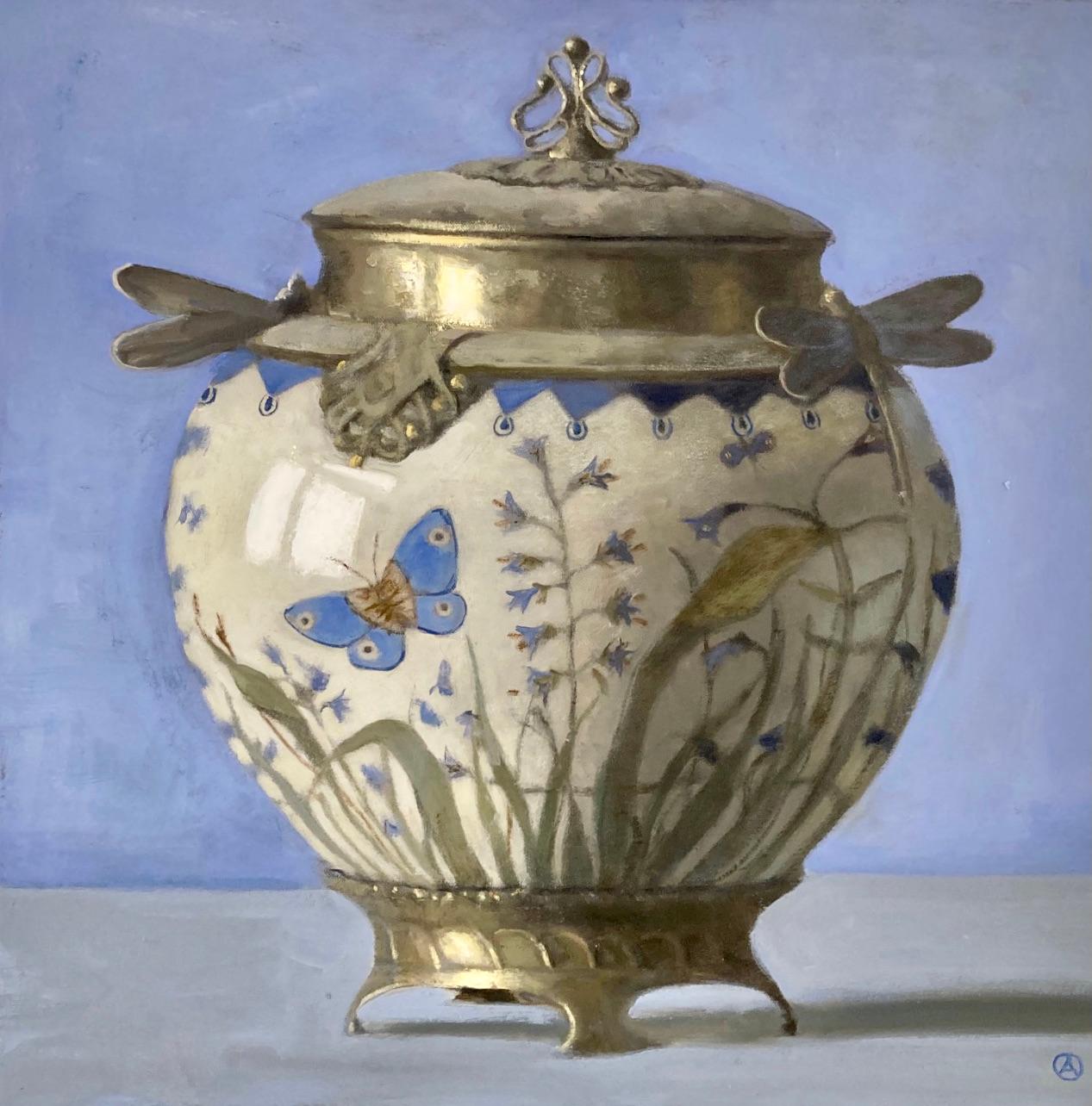 Olga Antonova Still-Life Painting – „Art nouveau-Vase mit Schmetterling“  Vase auf lavendelfarbenem/blauem Grund mit Gold/Silber