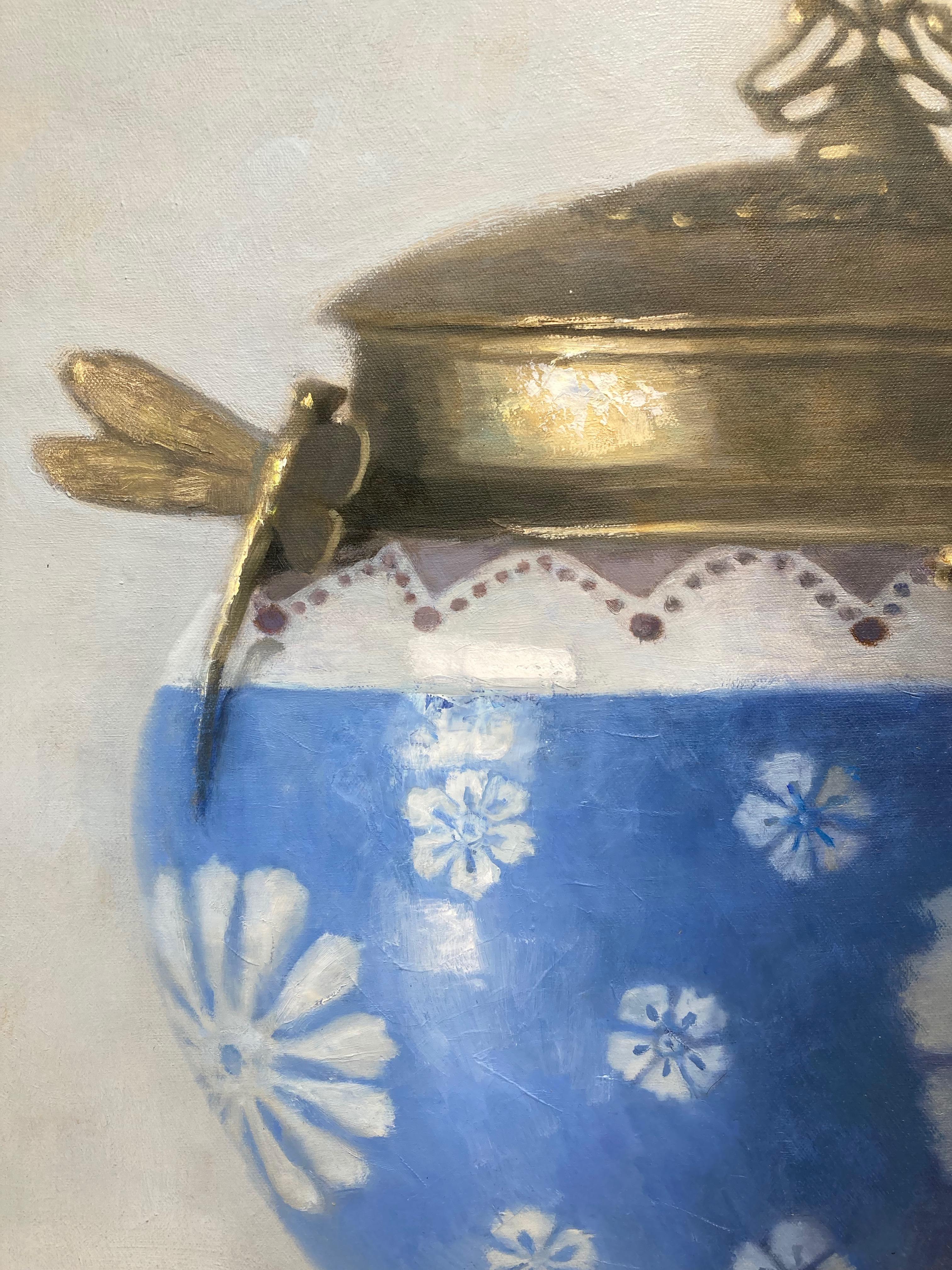 « Vase bleu Art Nouveau »    Vase avec bordure en métal doré et fleurs bleues et blanches - Painting de Olga Antonova