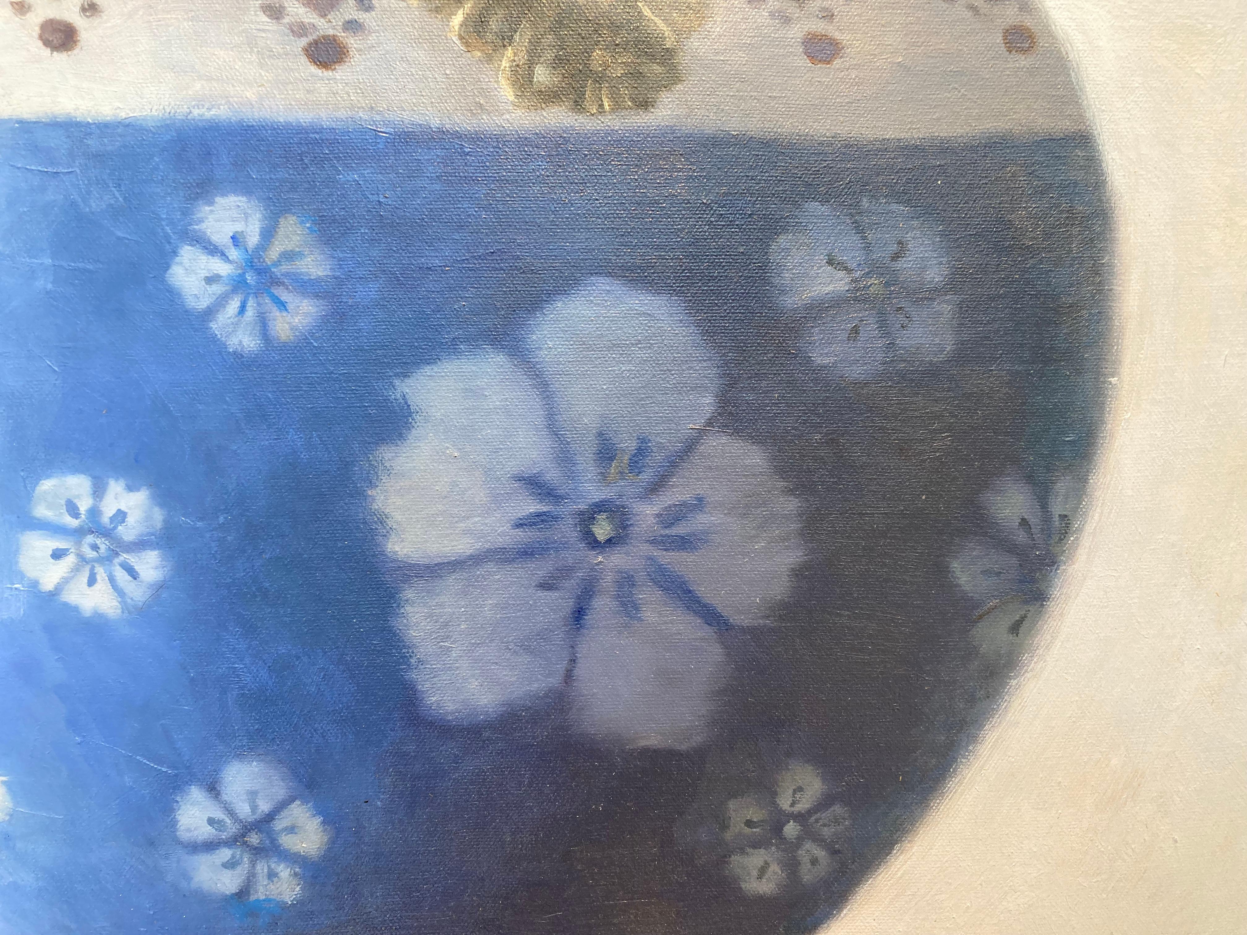 « Vase bleu Art Nouveau »    Vase avec bordure en métal doré et fleurs bleues et blanches - Réalisme Painting par Olga Antonova