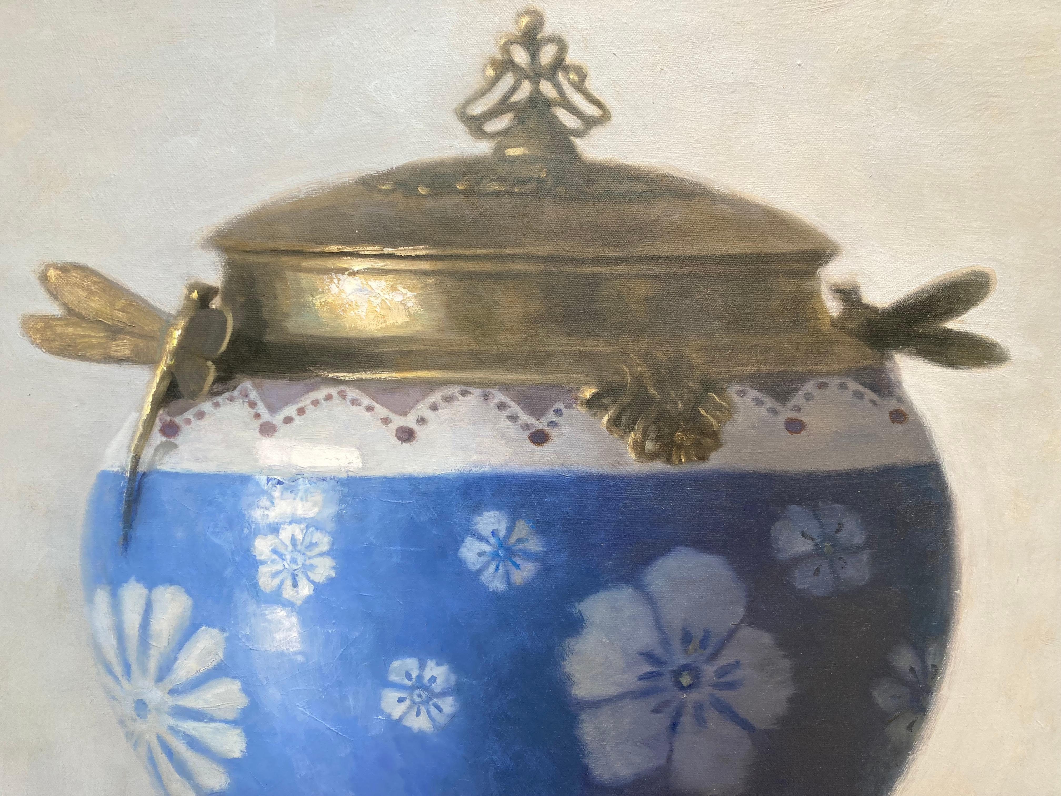 « Vase bleu Art Nouveau »    Vase avec bordure en métal doré et fleurs bleues et blanches - Gris Still-Life Painting par Olga Antonova