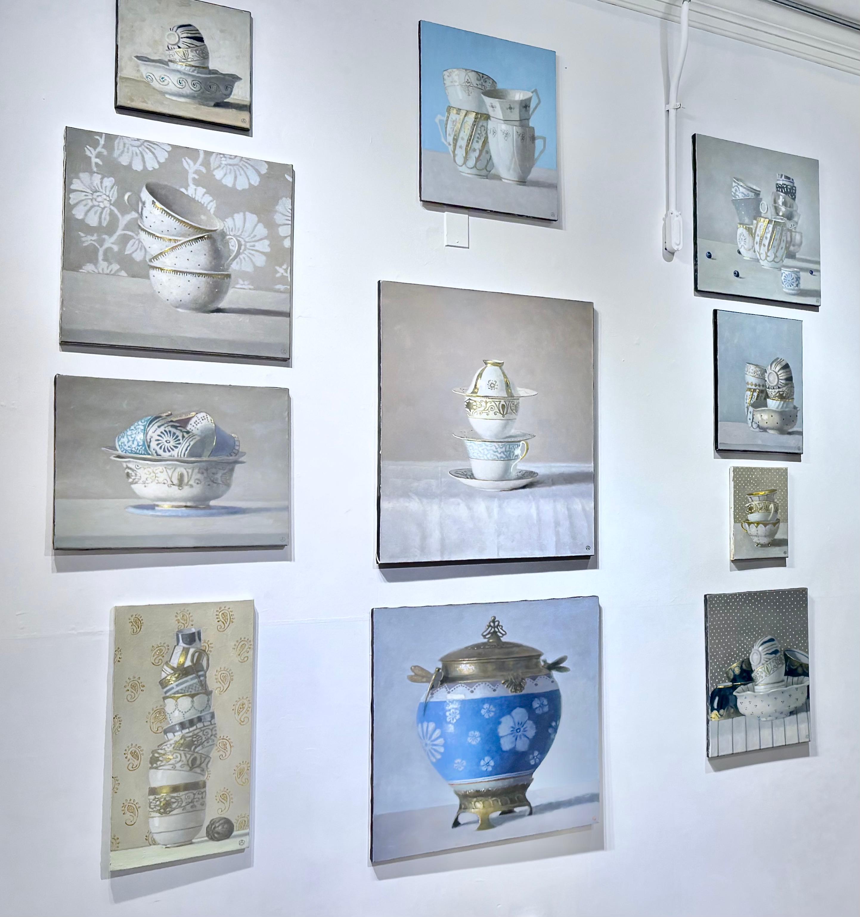 El tema de Olga Antonova son las composiciones de tazas, platos, teteras y fuentes extraordinariamente elegantes y bellas, pero hay algo humorístico y provocador en estos cuadros que desmiente la formalidad:  Las tazas de té apiladas también