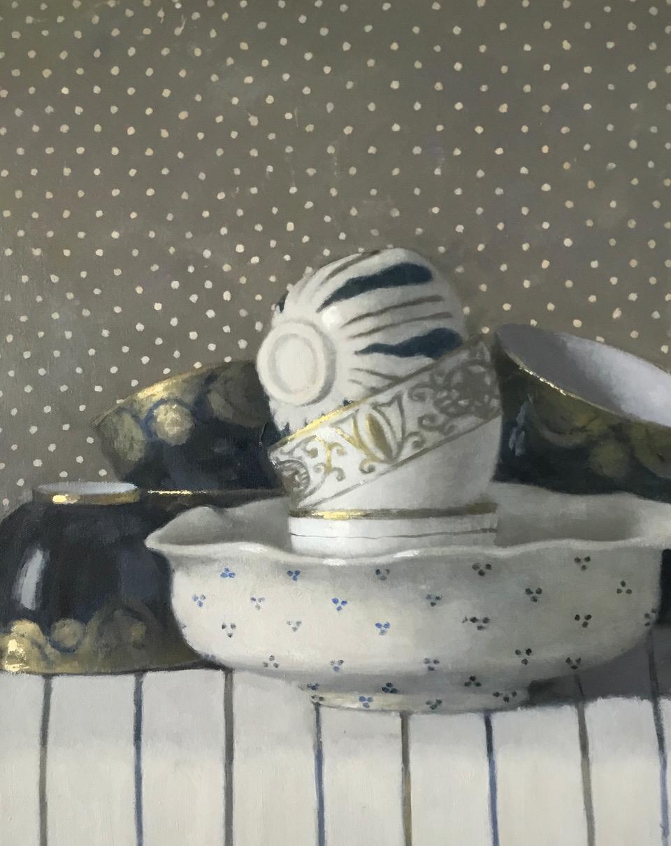 Still-Life Painting de Olga Antonova - "Composición de Copas sobre Lunares con Rayas" Brillante Elegante Azul, Blanco, Dorado