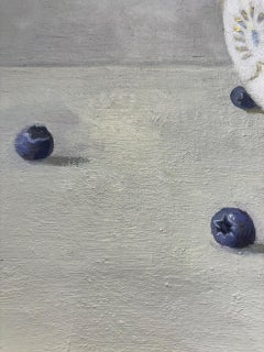 "Composizione con i mirtilli"   Natura morta di tazze impilate Bianco, oro, grigio, blu