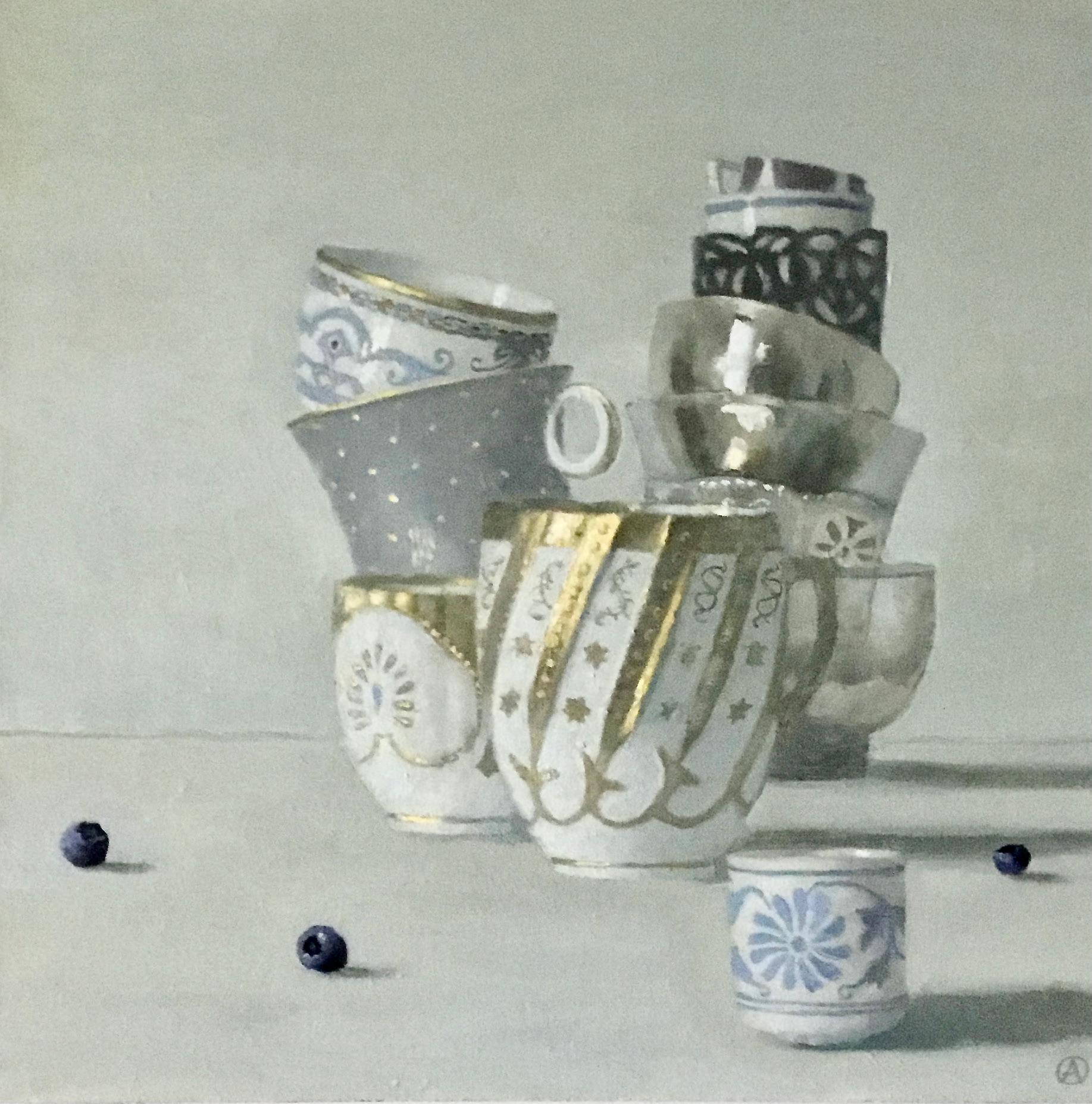 Still-Life Painting di Olga Antonova - "Composizione con i mirtilli"   Natura morta di tazze impilate Bianco, oro, grigio, blu