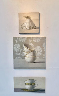 ""Tasche mit Libellen" Brauner, weißer und silberner Tasse auf braunem Grund mit grauem Libellen