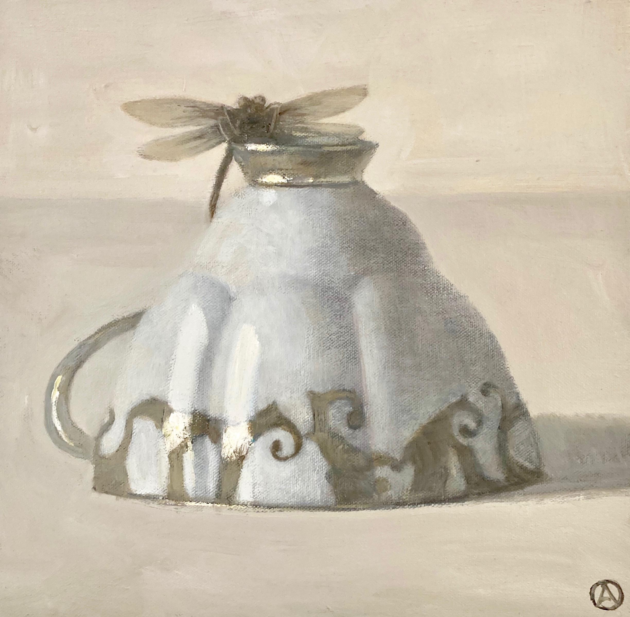 Olga Antonova Still-Life Painting – ""Tasche mit Libellen" Brauner, weißer und silberner Tasse auf braunem Grund mit grauem Libellen