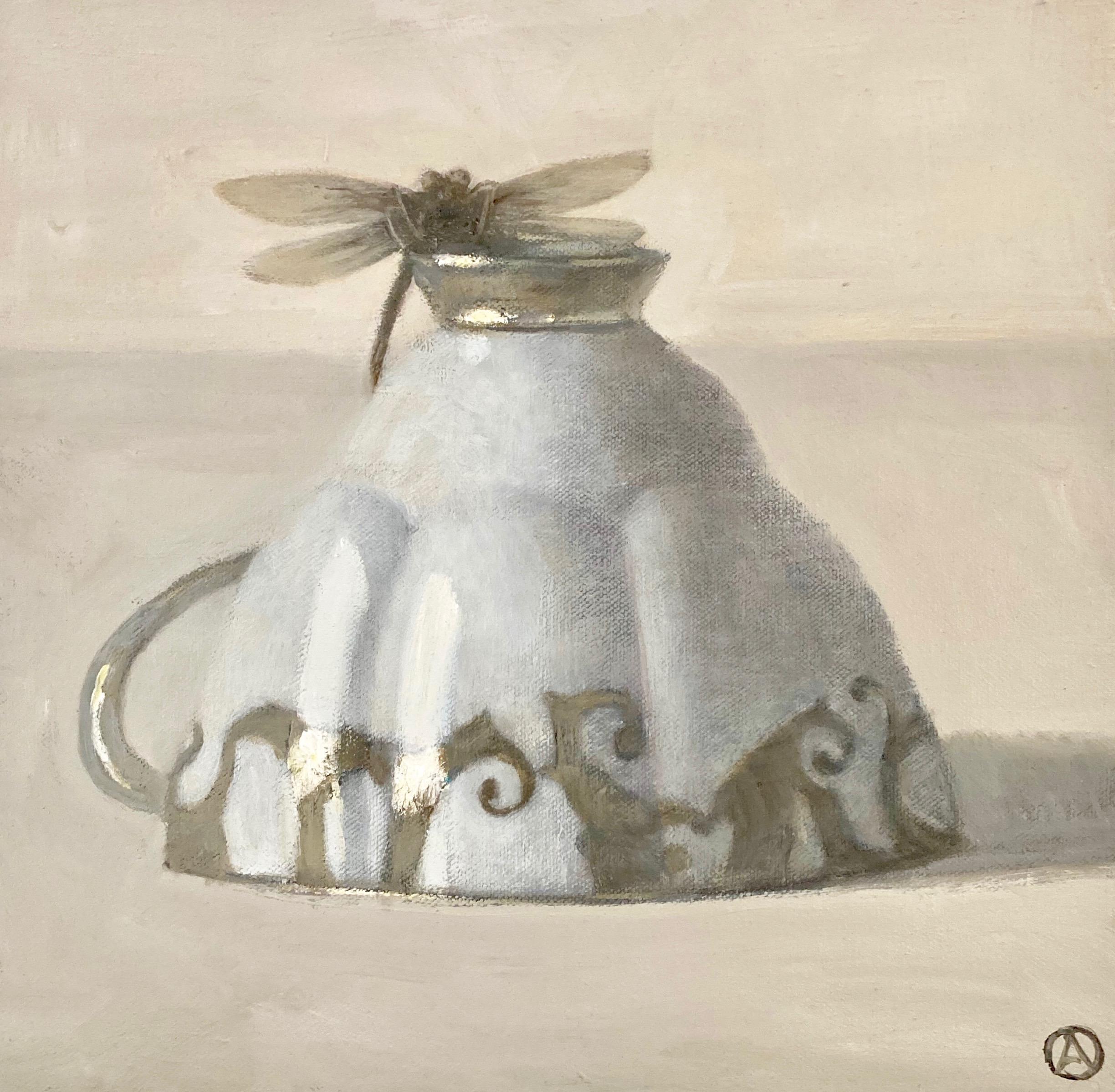Still-Life Painting di Olga Antonova - "Tazza con libellula" Tazza marrone, bianca e argento su fondo marrone con libellula grigia