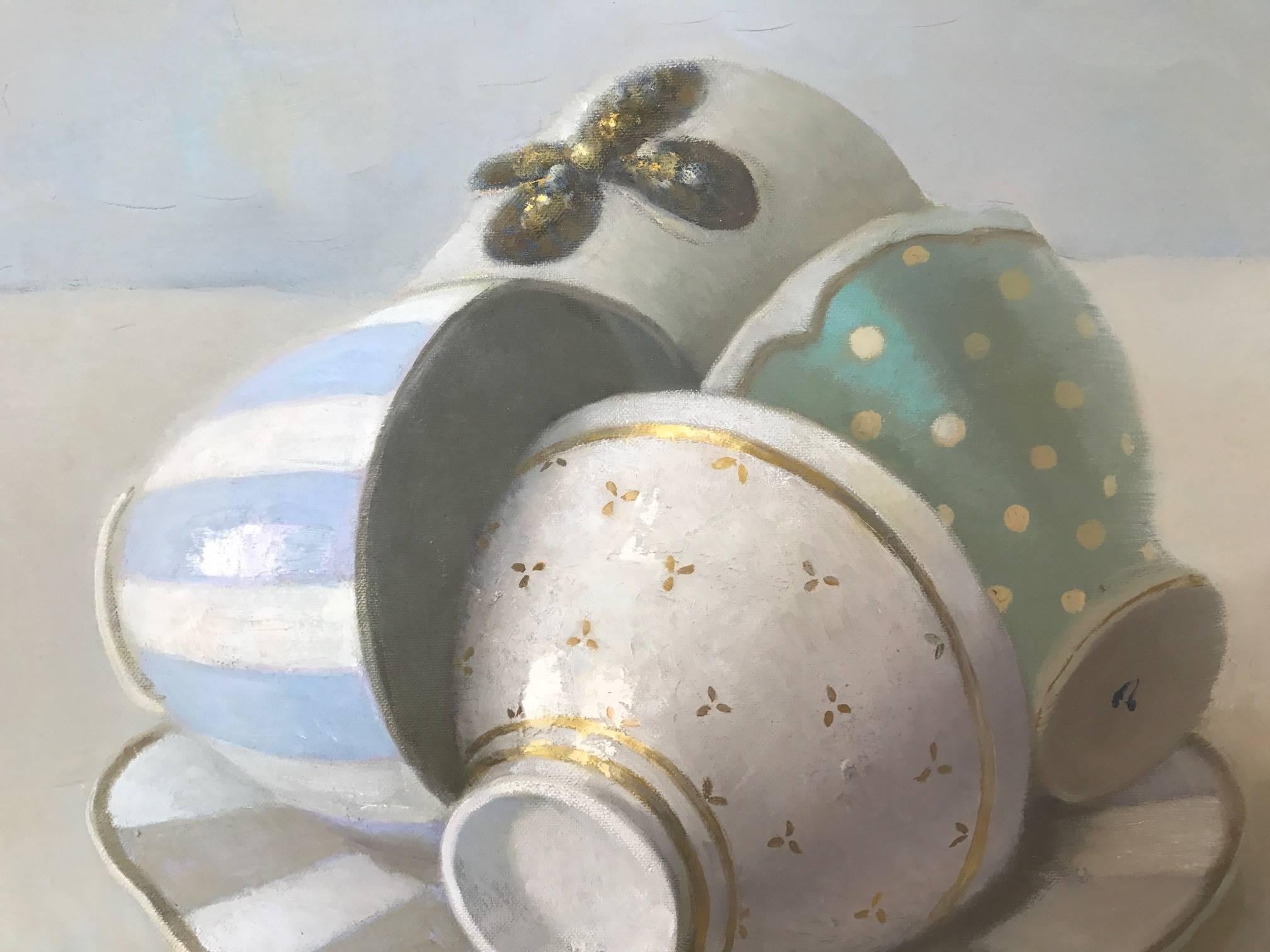 „Elegant Stillleben aus weißen, goldenen, blauen und grünen Tassen auf einem Teller“ – Painting von Olga Antonova