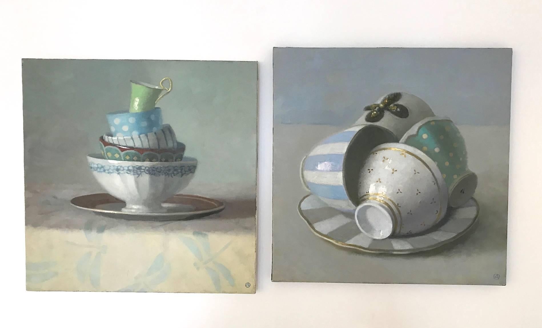 „Elegant Stillleben aus weißen, goldenen, blauen und grünen Tassen auf einem Teller“ (Realismus), Painting, von Olga Antonova