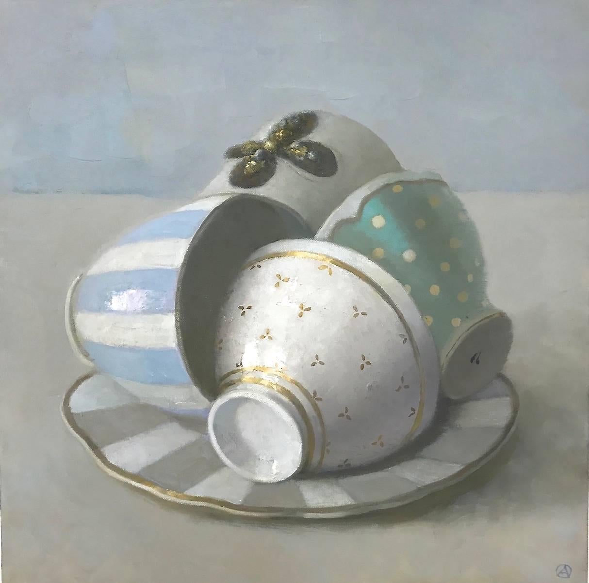 Olga Antonova Still-Life Painting – „Elegant Stillleben aus weißen, goldenen, blauen und grünen Tassen auf einem Teller“