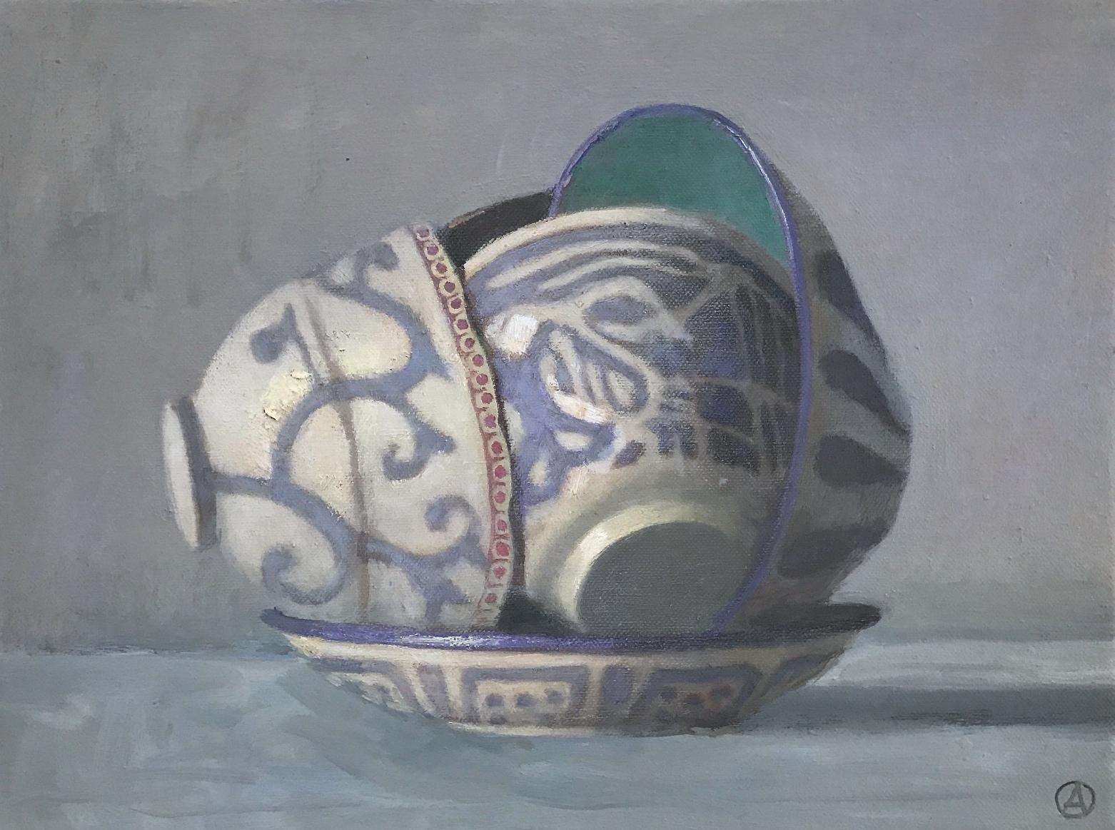 Olga Antonova Still-Life Painting – ""Elegant Stillleben von Tassen in einem Kreis, violetter Farbton" Ölfarbe