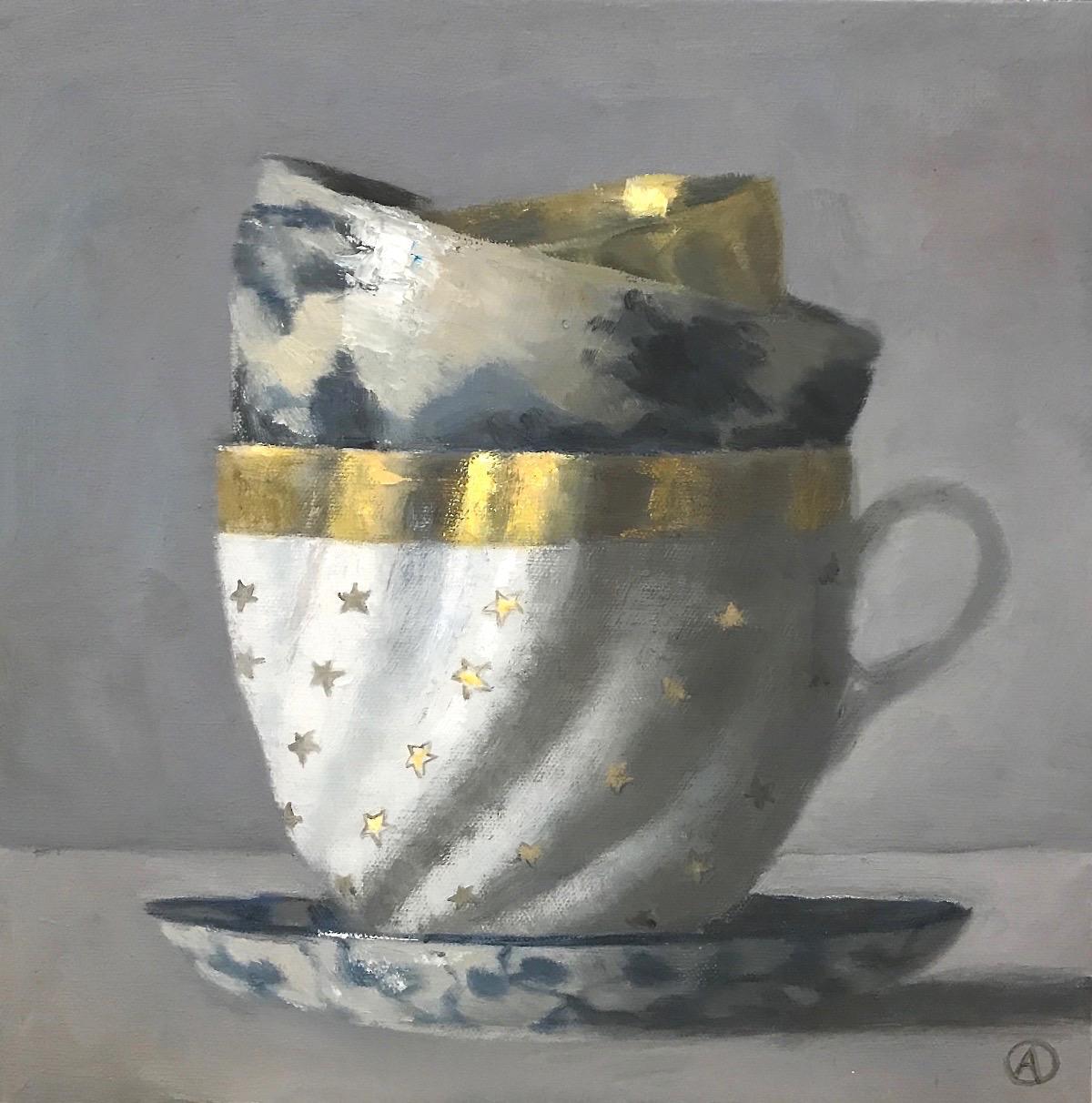 Olga Antonova Still-Life Painting – Ölgemälde "Elegant Stillleben von drei gestapelten Tassen, eine weiß mit goldenen Sternen"
