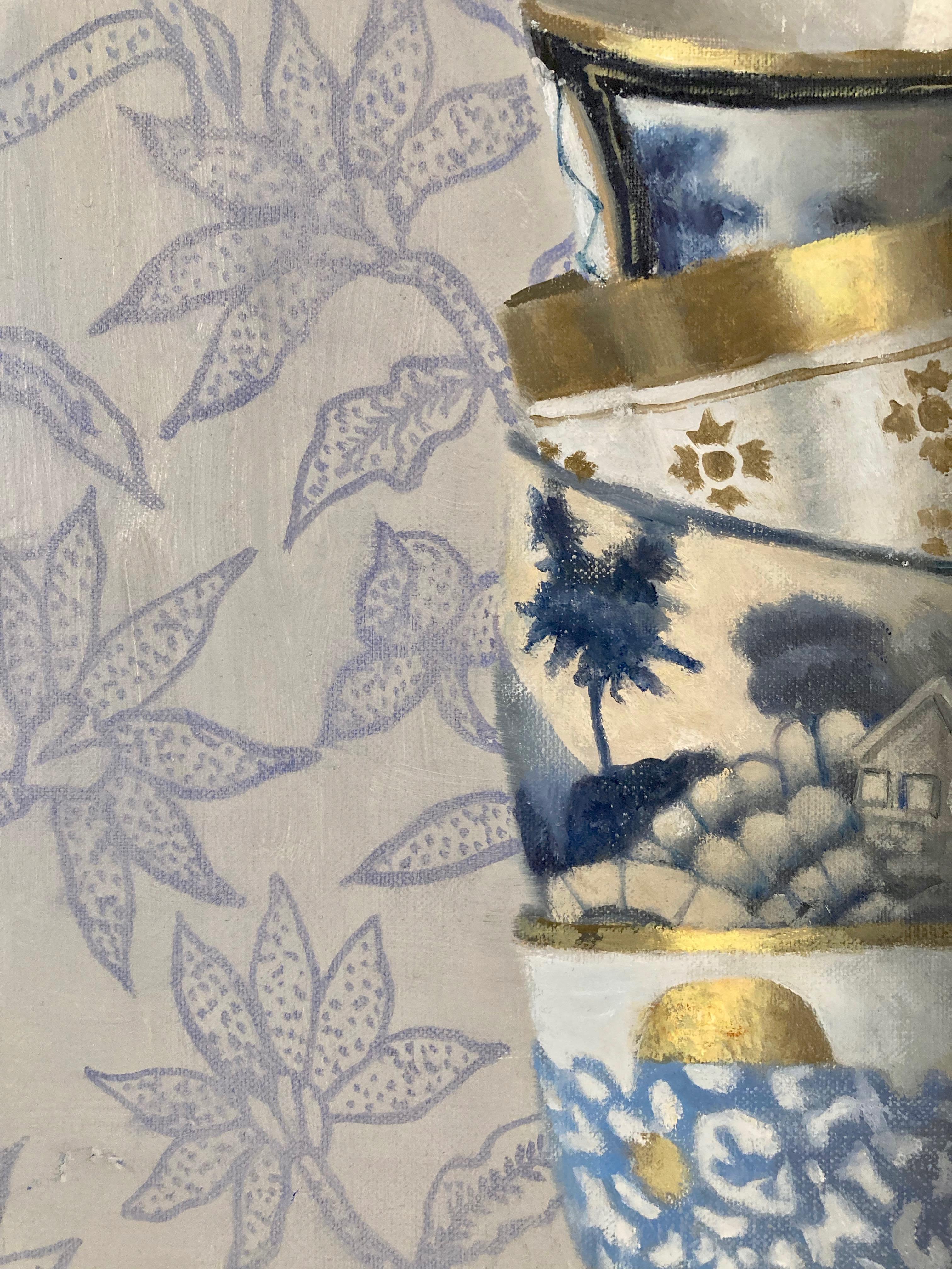 « Quatre tasses empilées bleues, blanches et dorées sur fond avec des fleurs lavande » - Réalisme Painting par Olga Antonova