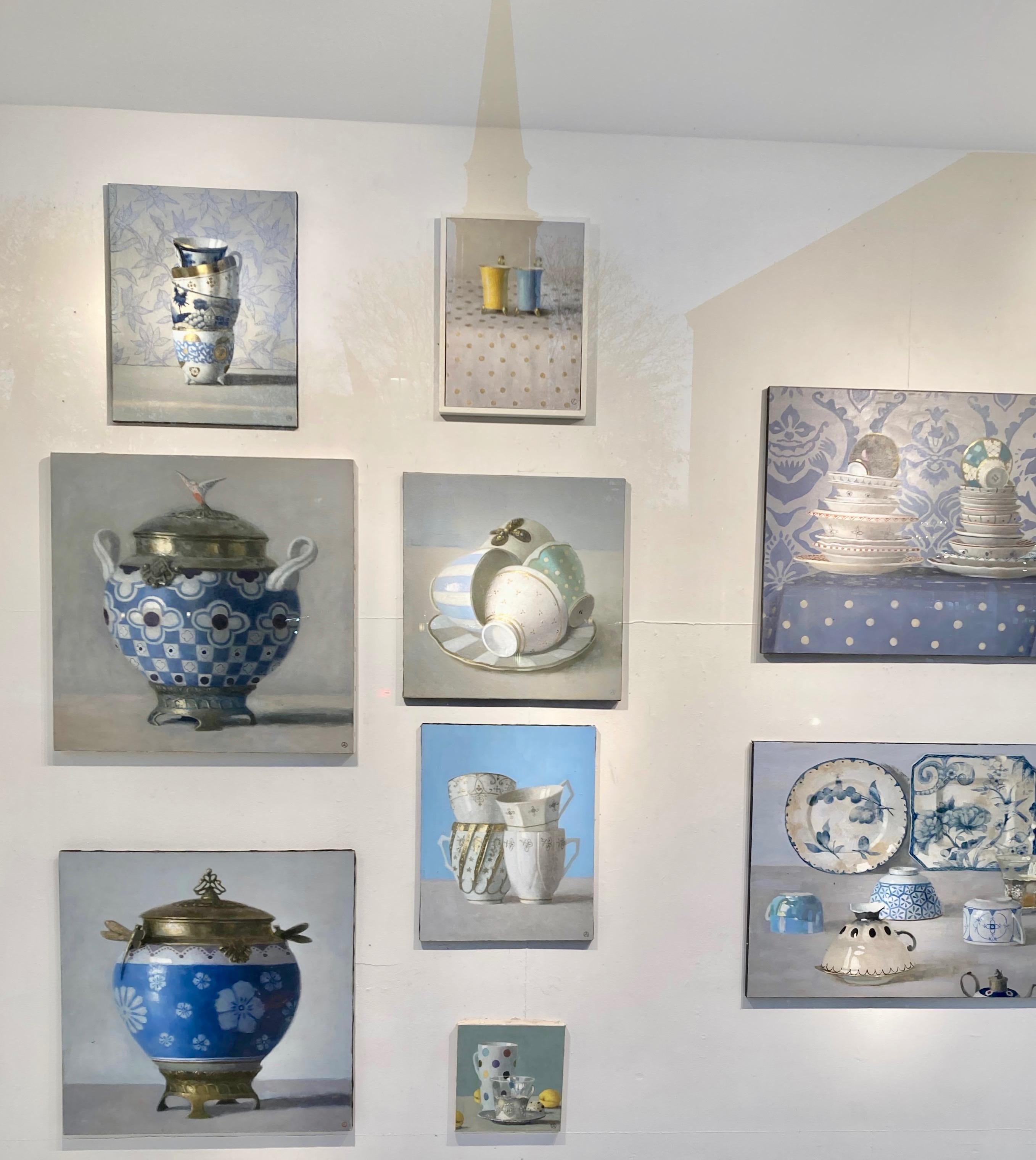 « Quatre tasses empilées bleues, blanches et dorées sur fond avec des fleurs lavande » - Gris Still-Life Painting par Olga Antonova