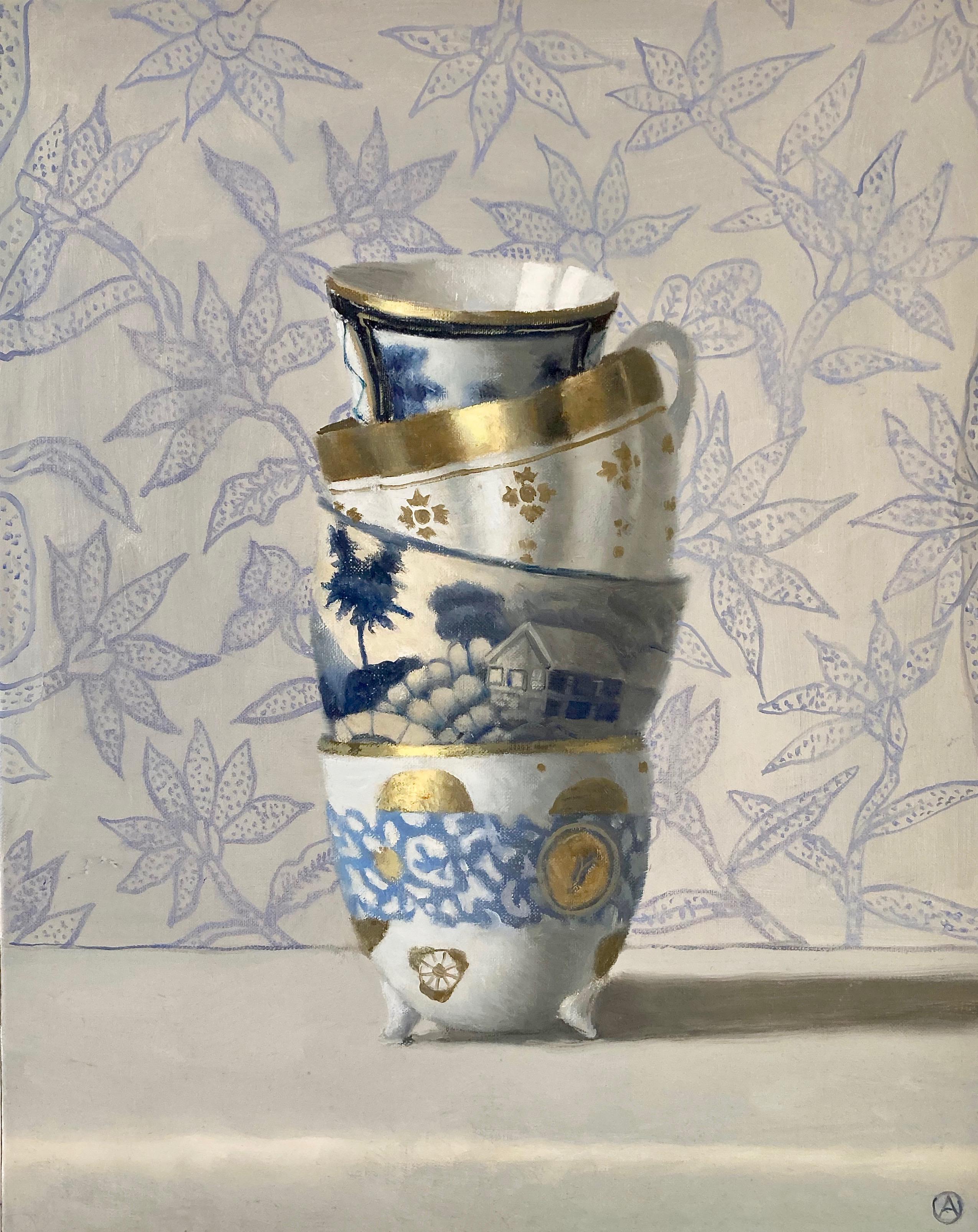 Still-Life Painting Olga Antonova - « Quatre tasses empilées bleues, blanches et dorées sur fond avec des fleurs lavande »