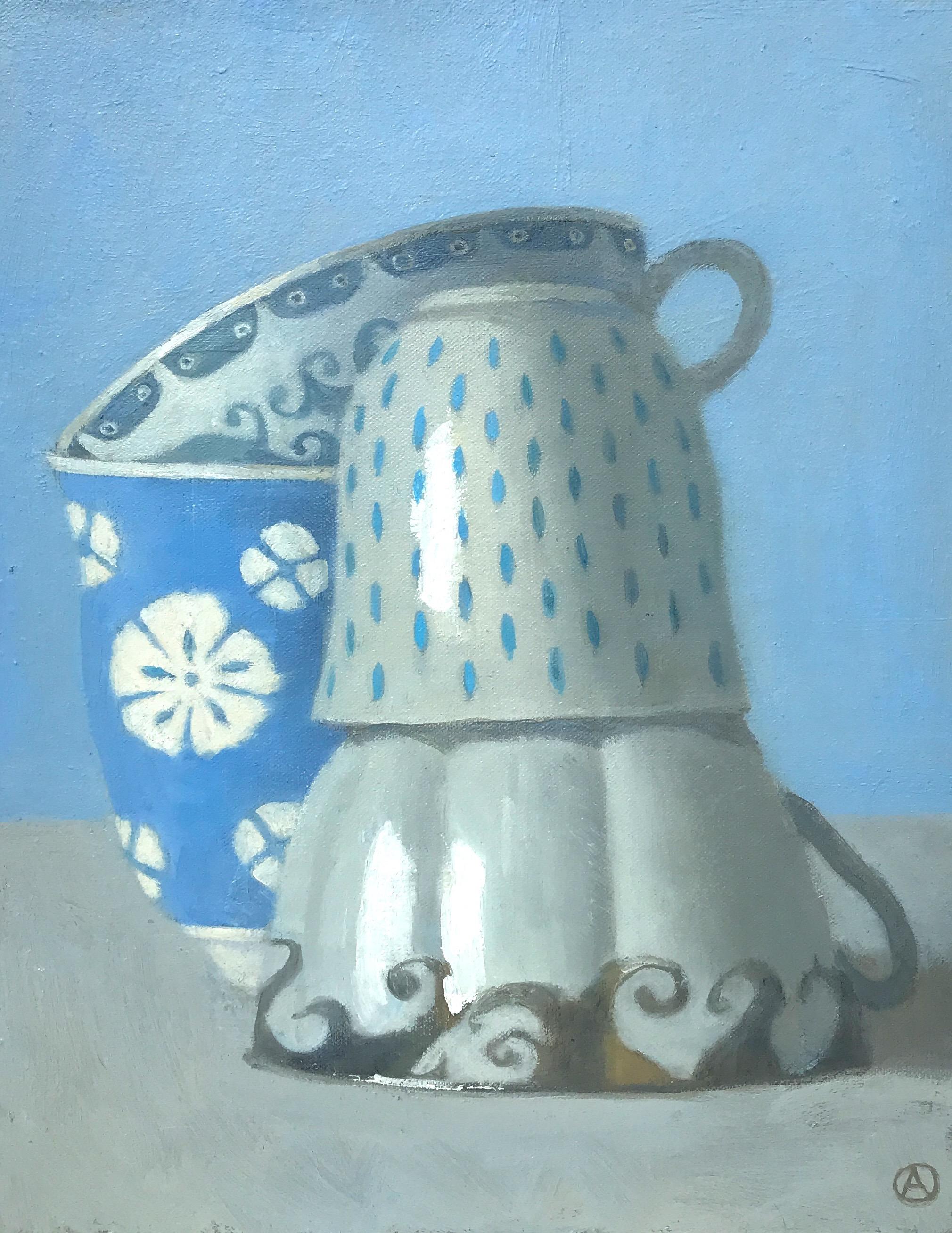Olga Antonova Still-Life Painting – ""Vier stapelbare Tassen in Blau"  Erwähnungsstücke  Skurriles und skurriles Stillleben, blau und weiß, 