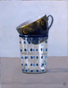 "Elegante bodegón de cristal con lunares azules y copa dorada y azul"