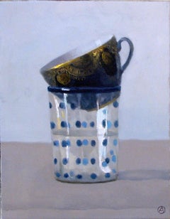 « Nature morte d'héritage en verre avec des points bleus et une coupe dorée et bleue ».