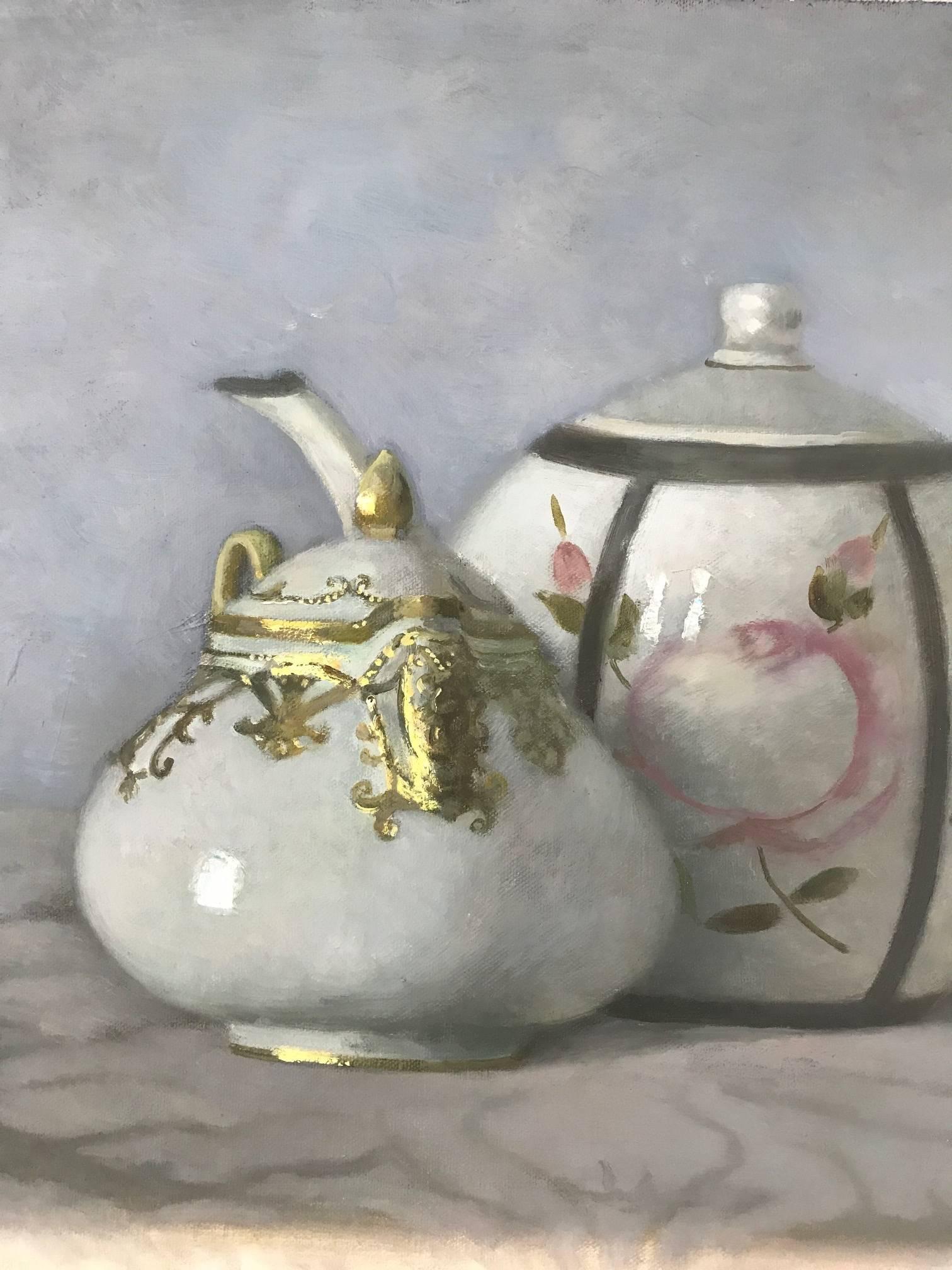„“Elegant Stillleben japanischer und persischer Teekannen auf gemustertem Stoff“ – Painting von Olga Antonova