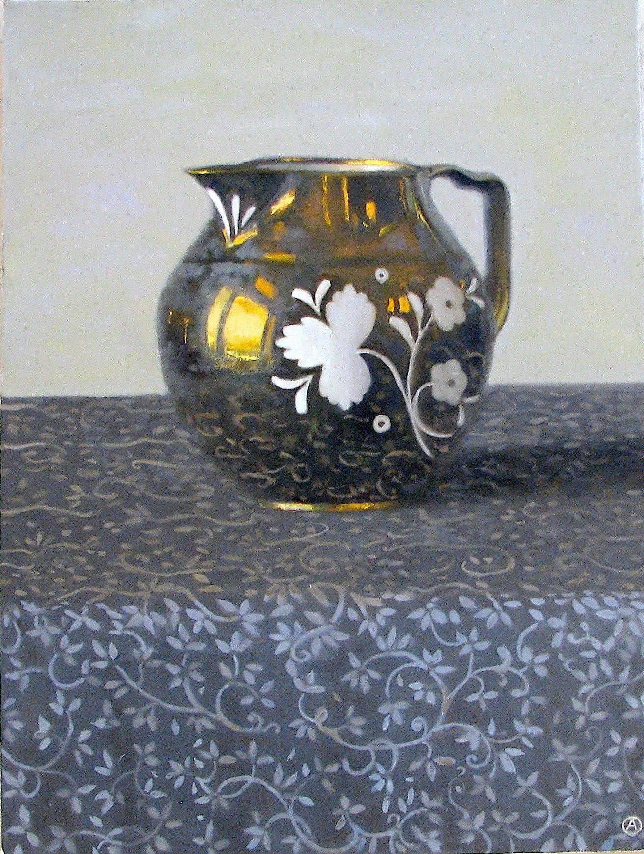„Elegant Stillleben eines Kruges in Blau und Gold mit weißem Muster auf Tuch“