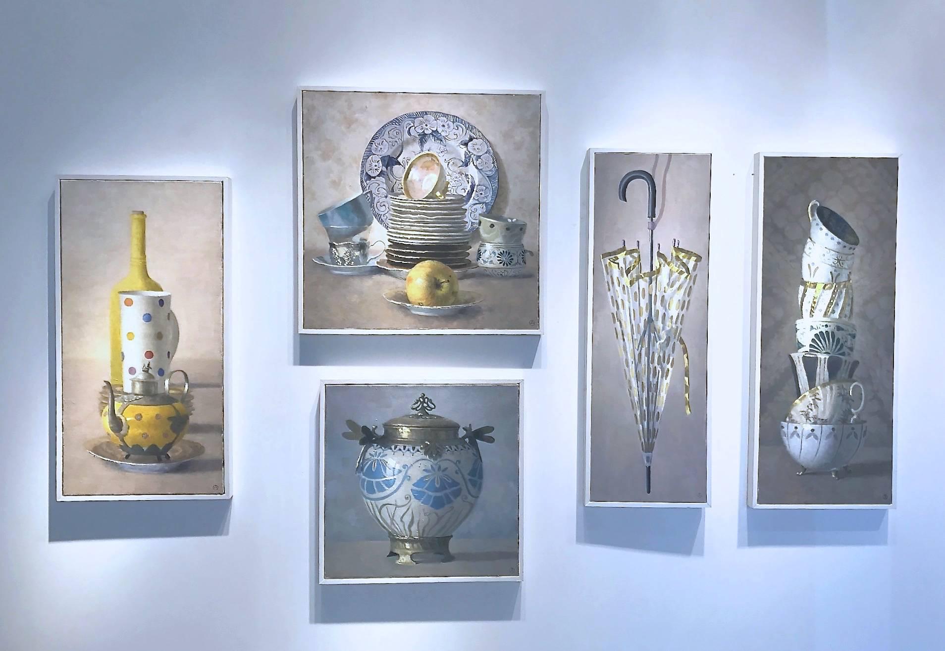 „Elegant Stillleben mit sieben gestapelten weißen, blauen und goldenen Tassen“ – Painting von Olga Antonova