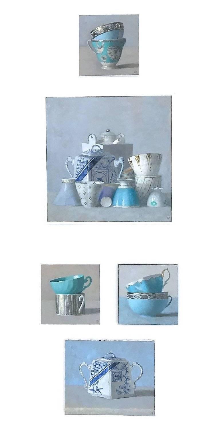 „Elegant Stillleben mit sieben gestapelten weißen, blauen und goldenen Tassen“ (Grau), Still-Life Painting, von Olga Antonova