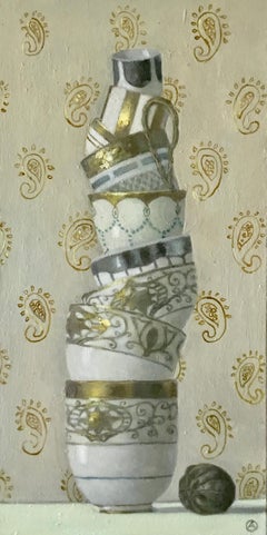 "Tazas apiladas en Paisley"   Una torre de 8 elegantes tazas blancas, doradas, azules y grises