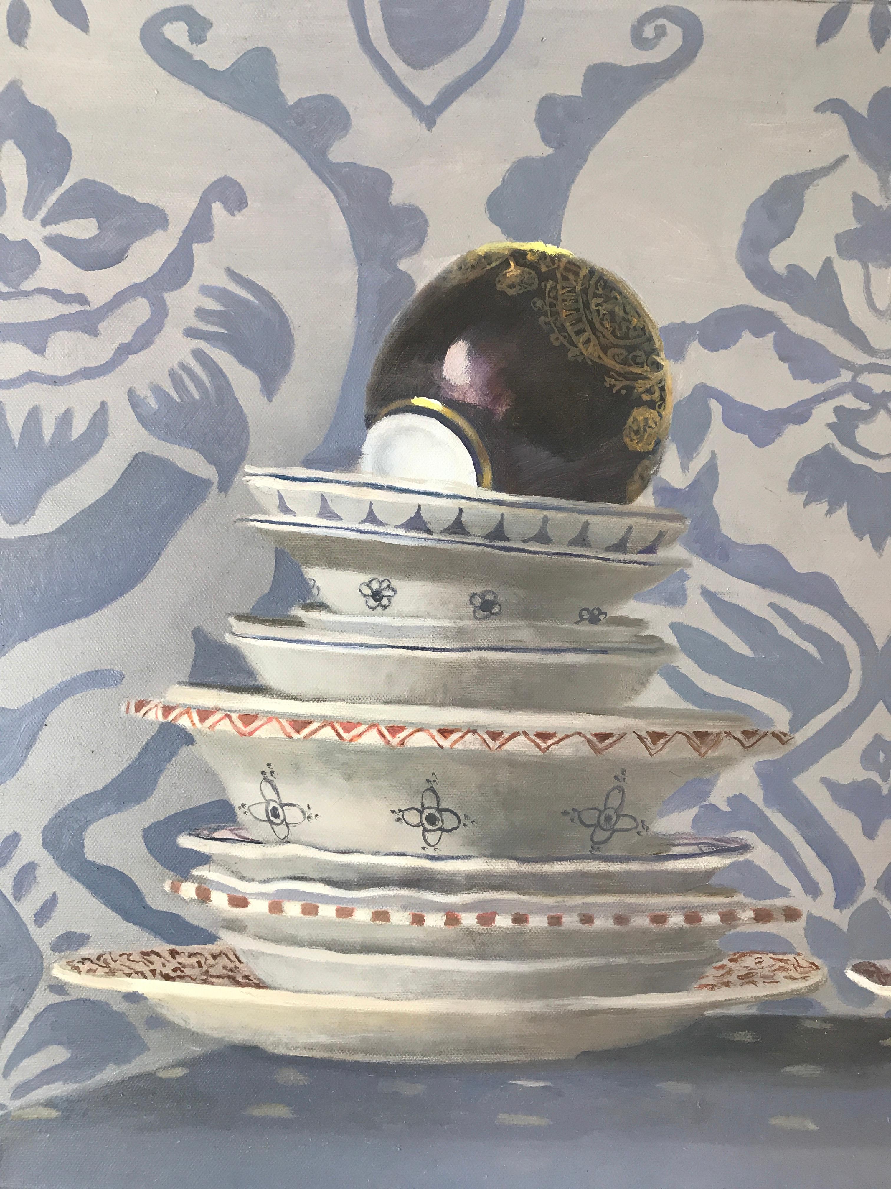 « Assiettes et tasses empilées sur tissu à motifs bleus ».  Élégante, lavande, pois - Painting de Olga Antonova