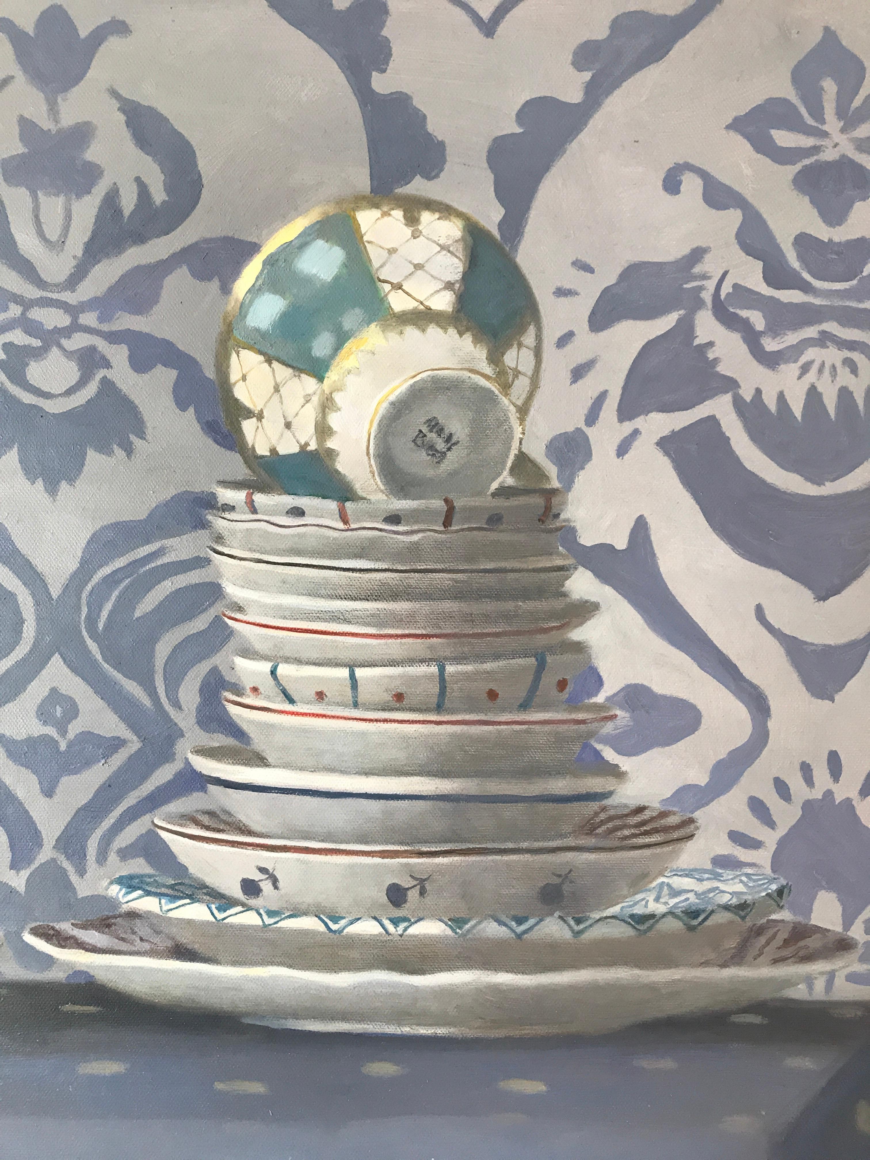 « Assiettes et tasses empilées sur tissu à motifs bleus ».  Élégante, lavande, pois - Réalisme Painting par Olga Antonova