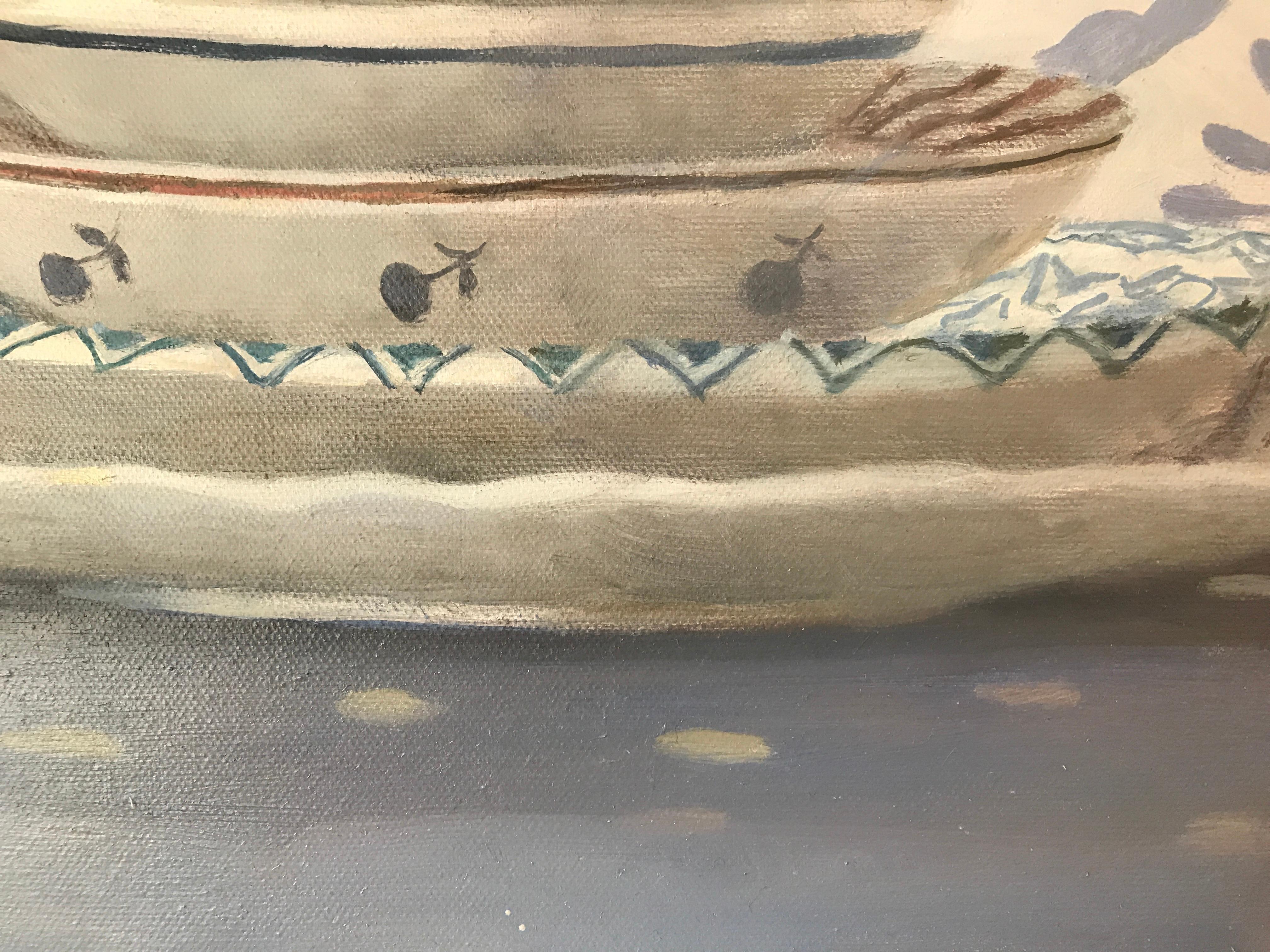 « Assiettes et tasses empilées sur tissu à motifs bleus ».  Élégante, lavande, pois - Gris Still-Life Painting par Olga Antonova