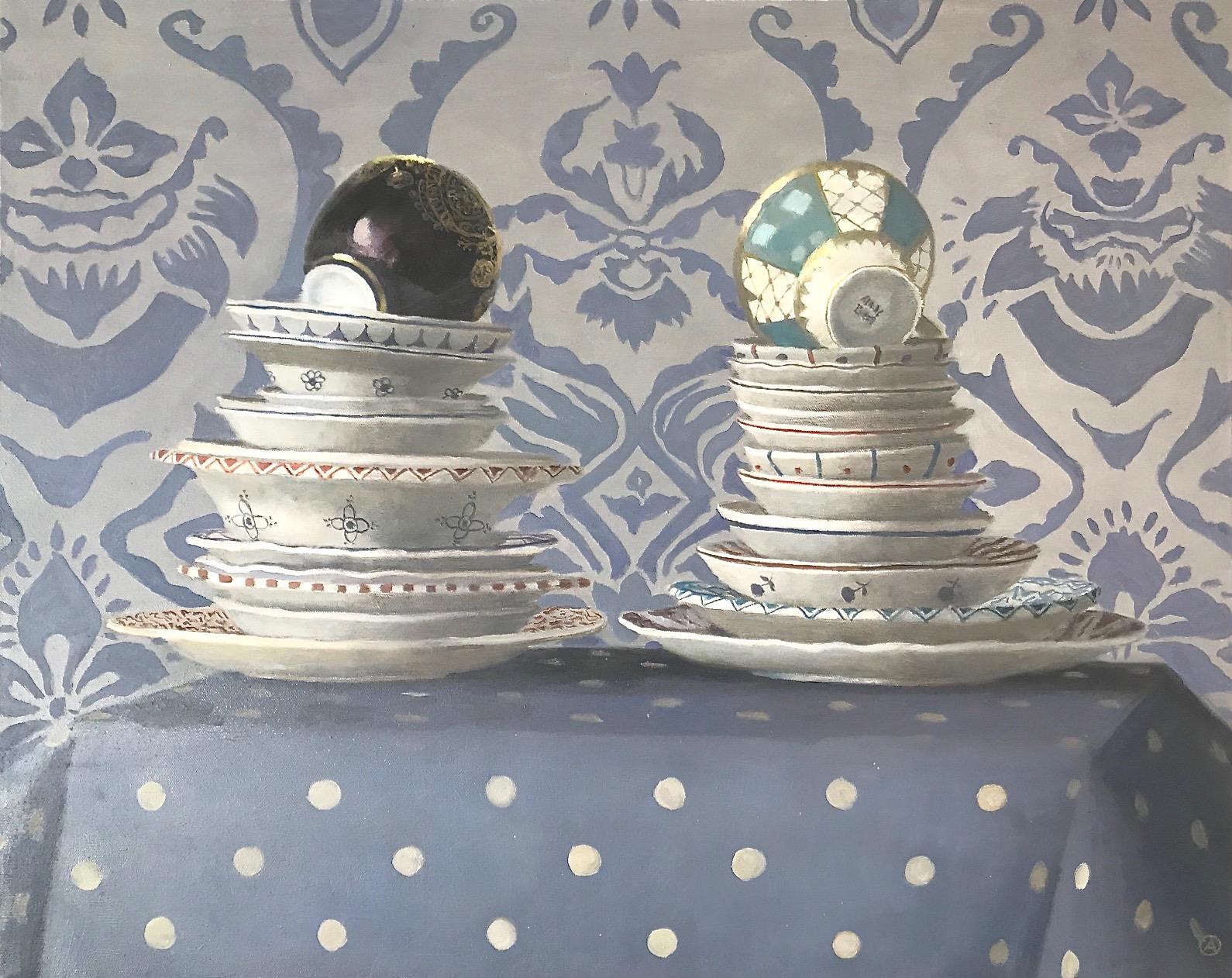 Still-Life Painting Olga Antonova - « Assiettes et tasses empilées sur tissu à motifs bleus ».  Élégante, lavande, pois