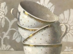 „Stillleben Vier gestapelte Weißgoldbecher mit weißem, beigefarbenem Hintergrund und weißen, beigefarbenen Blumen“