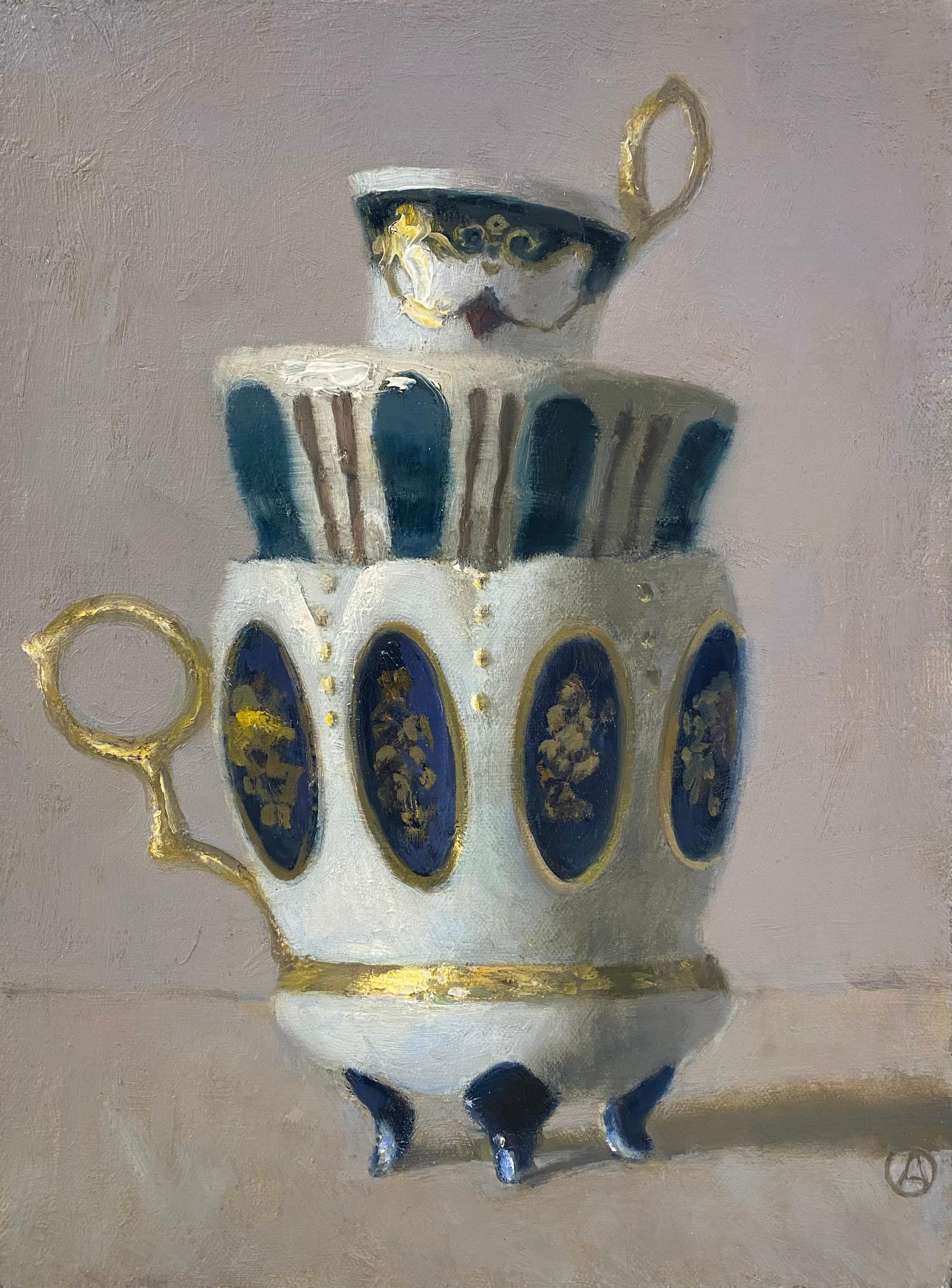 "Drei blau-weiß-goldene Pokale gestapelt"