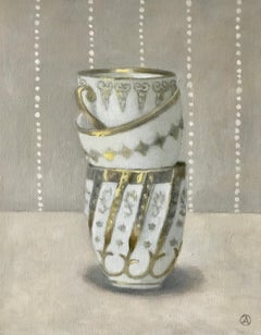 « Trois tasses empilées en or blanc brun clair avec motif de pois blancs sur le fond »