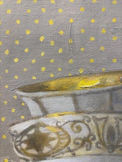 "Tre tazze bianche e oro con pois".   Natura morta scintillante di tazze impilate