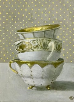 "Tres copas blancas y doradas con lunares"   Bodegón brillante de tazas apiladas