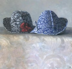 "Nature morte élégante de deux chapeaux bleu et blanc avec une fleur rouge".