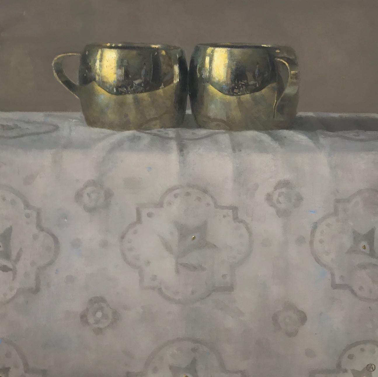 Still-Life Painting de Olga Antonova - "Elegante bodegón de dos copas de metal dorado sobre tela estampada" Realismo Óleo