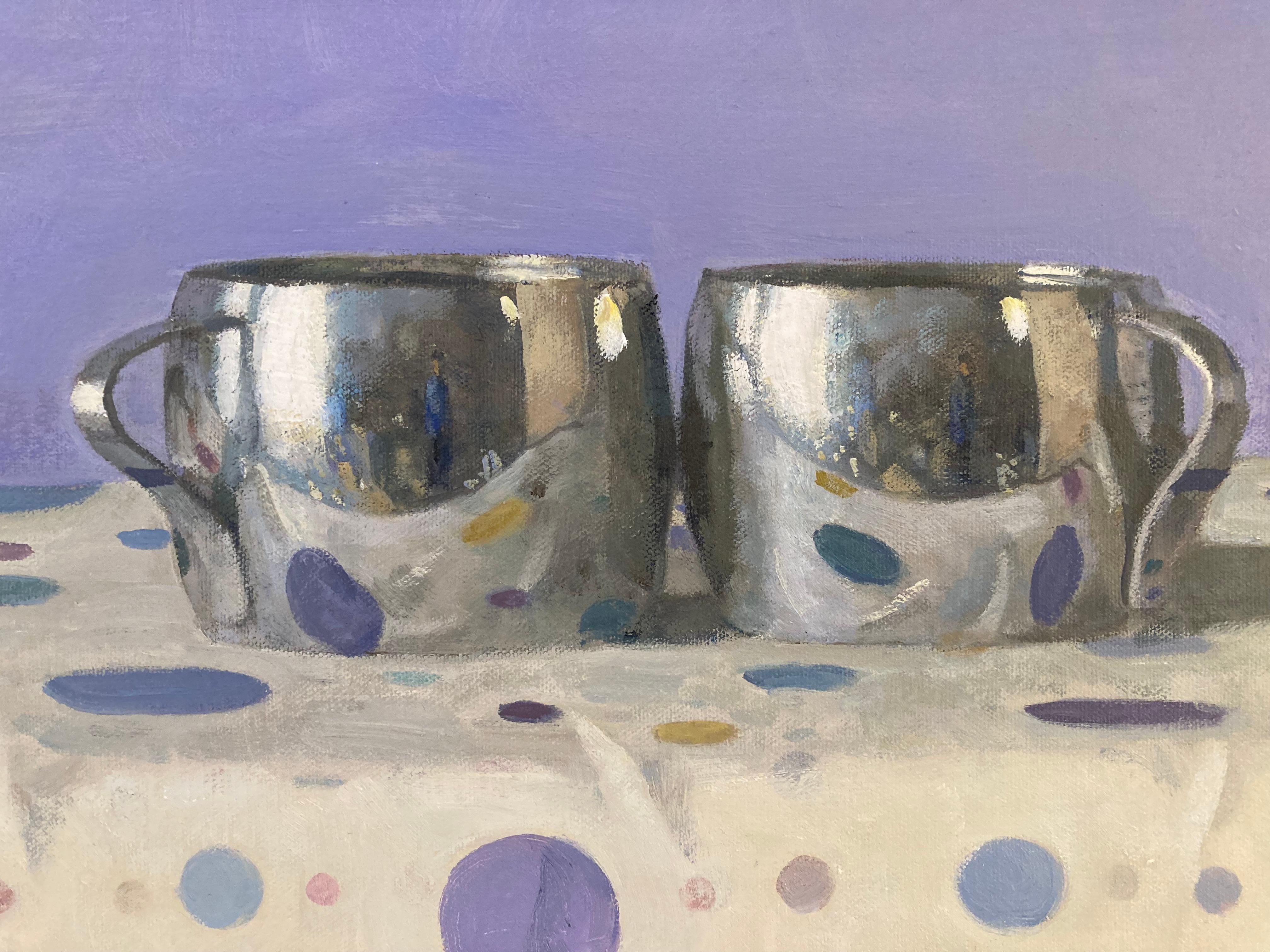 « Deux tasses en argent, reflets de portraits à pois, lavande, jaune, bleue, rose » - Argent Still-Life Painting par Olga Antonova