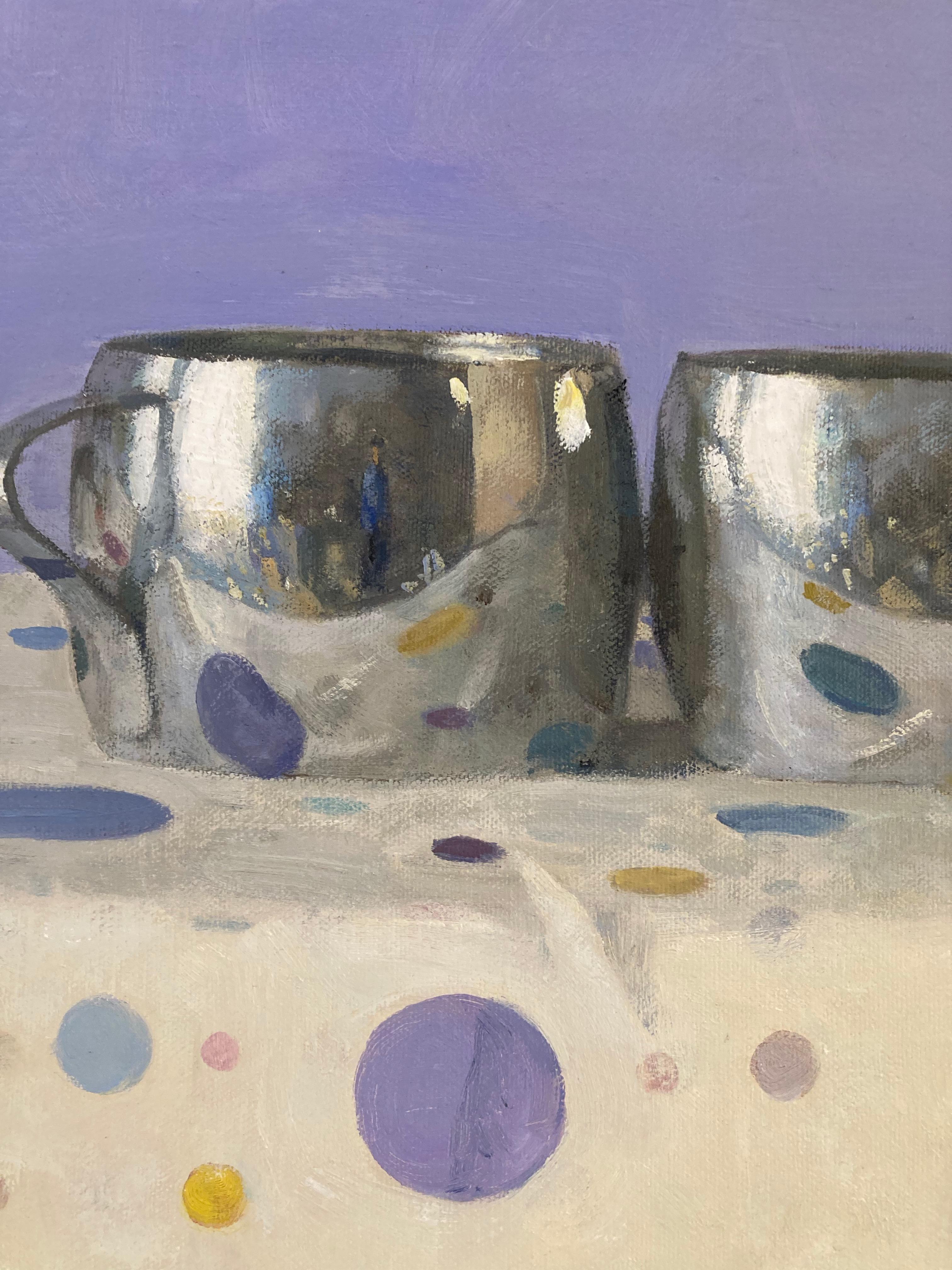Zwei silberne Tassen, Porträt-Reflektionen, Tupfen, Lavendel, Gelb, Blau, Rosa