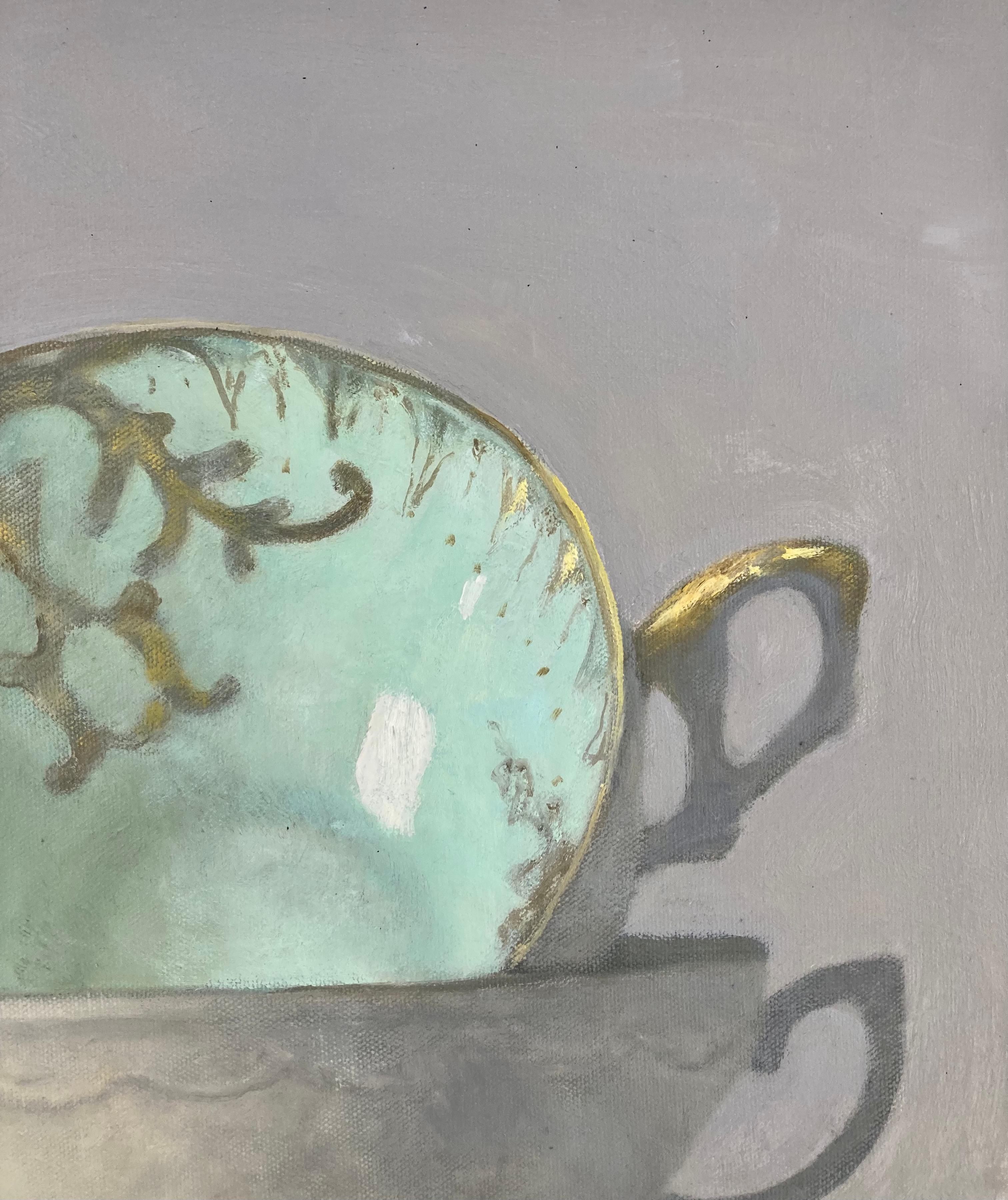 „Zwei gestapelte Tassen in Grün, Weiß und Gold auf grauem Grund“ – Painting von Olga Antonova