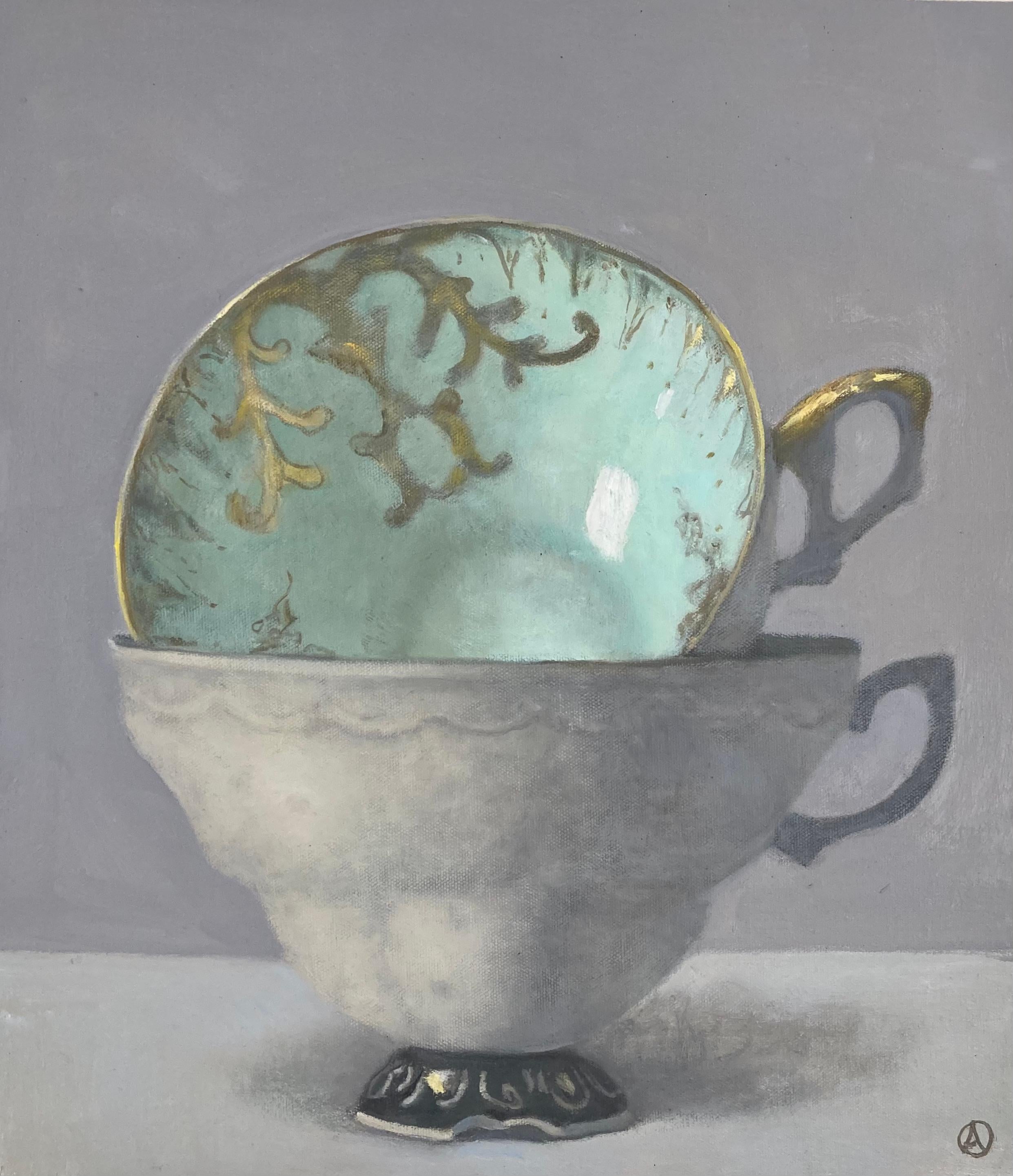 Olga Antonova Still-Life Painting – „Zwei gestapelte Tassen in Grün, Weiß und Gold auf grauem Grund“
