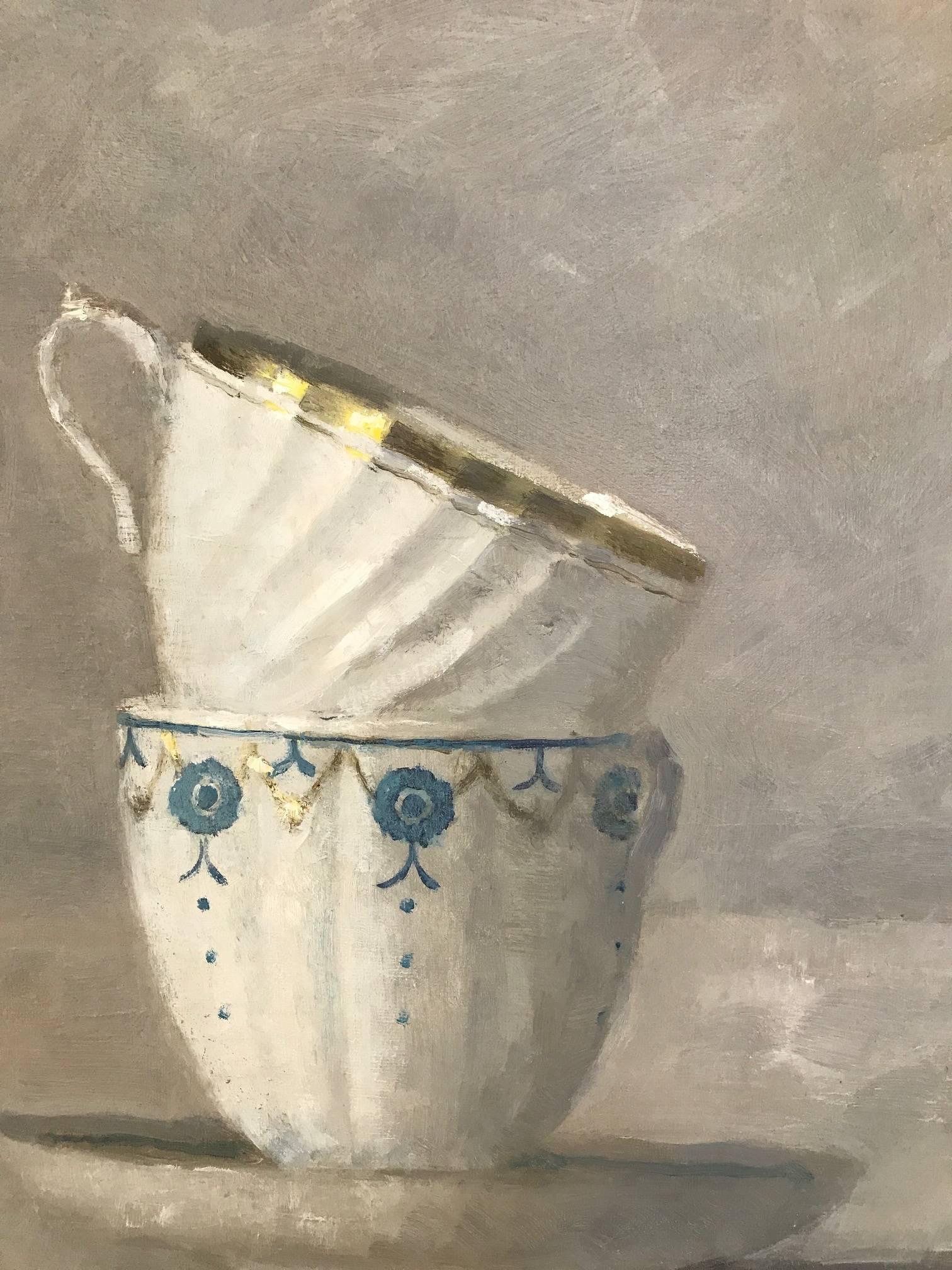 „“Elegantes Stillleben aus zwei gestapelten Tassen in Weiß, Blau und Gold auf Grau“ – Painting von Olga Antonova