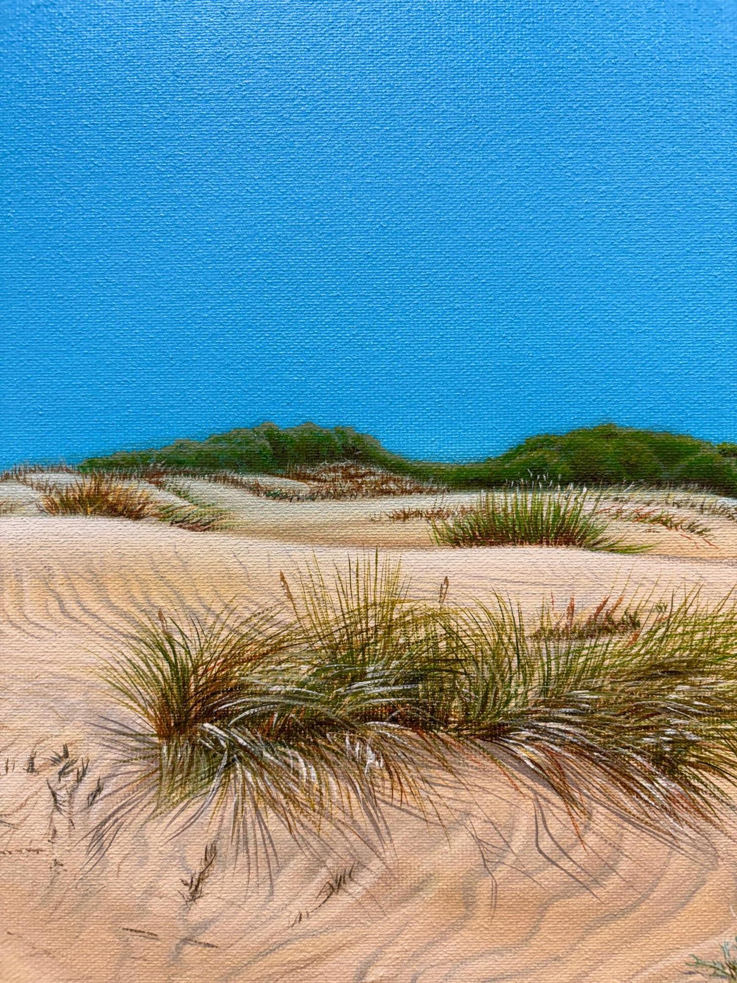 Dieses außergewöhnliche Kunstwerk ist derzeit in der Signet Contemporary Art Gallery und online ausgestellt und zu verkaufen. Sand Dunes von Olga Calado nimmt den Betrachter mit auf eine visuelle Reise über einen sonnenbeschienenen Strand, an dem