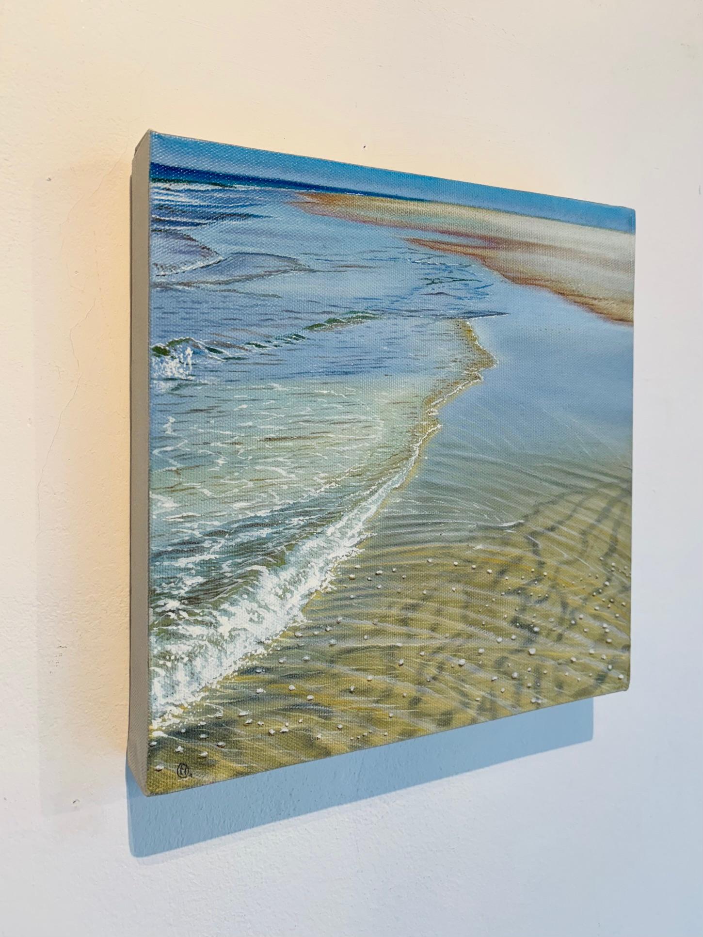 Cette œuvre d'art exceptionnelle est actuellement exposée et disponible à la vente à la Signet Contemporary Art Gallery et en ligne. The Shore d'Olga Calado capture le moment fugace où les douces vagues de l'océan caressent le rivage sablonneux. La