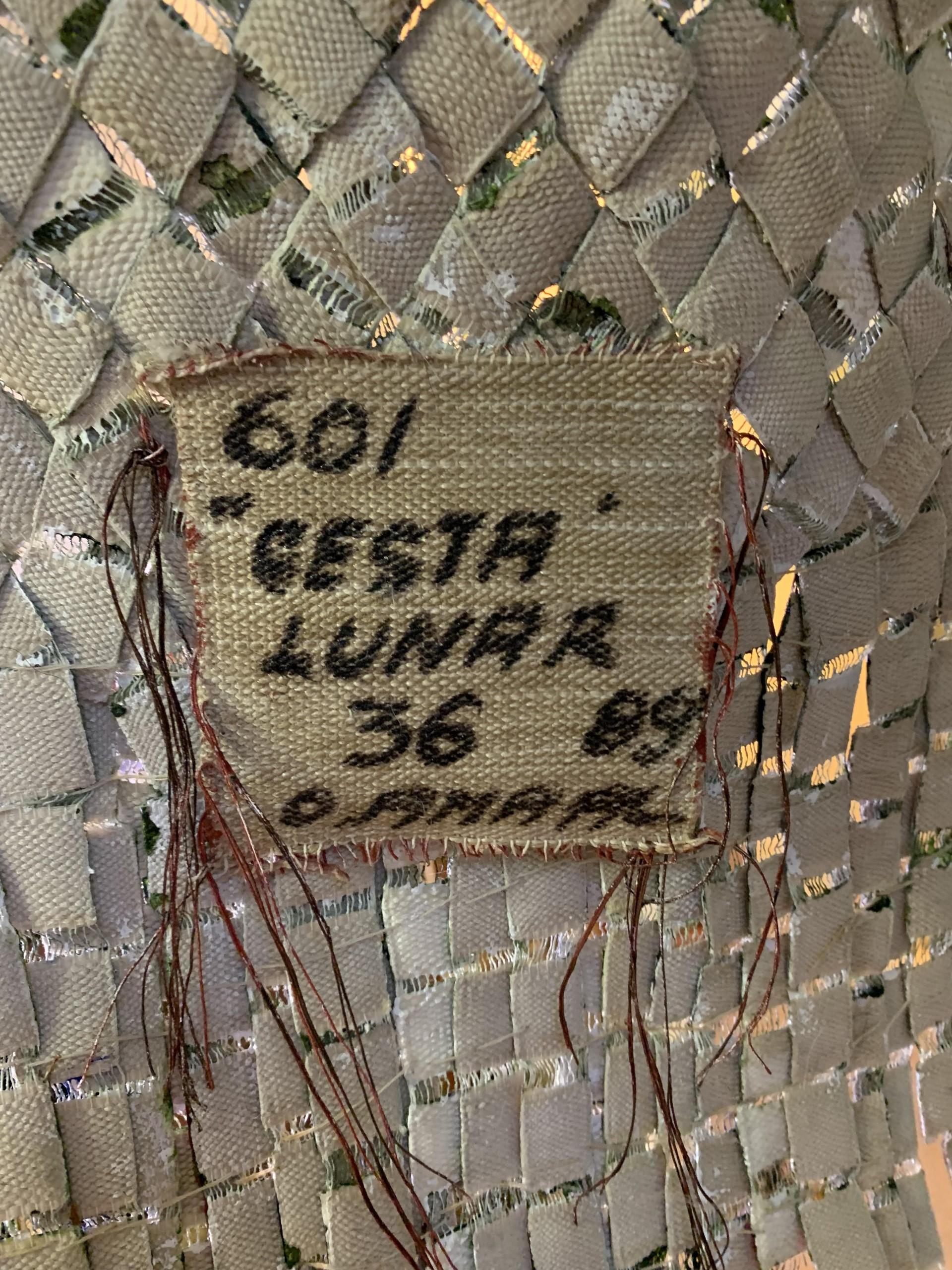 Olga de Amaral
Cesta Lunar 36
Linen, gesso, acrylic gold leaf, silver
reference no. 601
1989
59